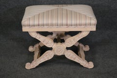 Precioso banco en X pintado a la crema de estilo Directoire francés Maison Jansen Circa 1960