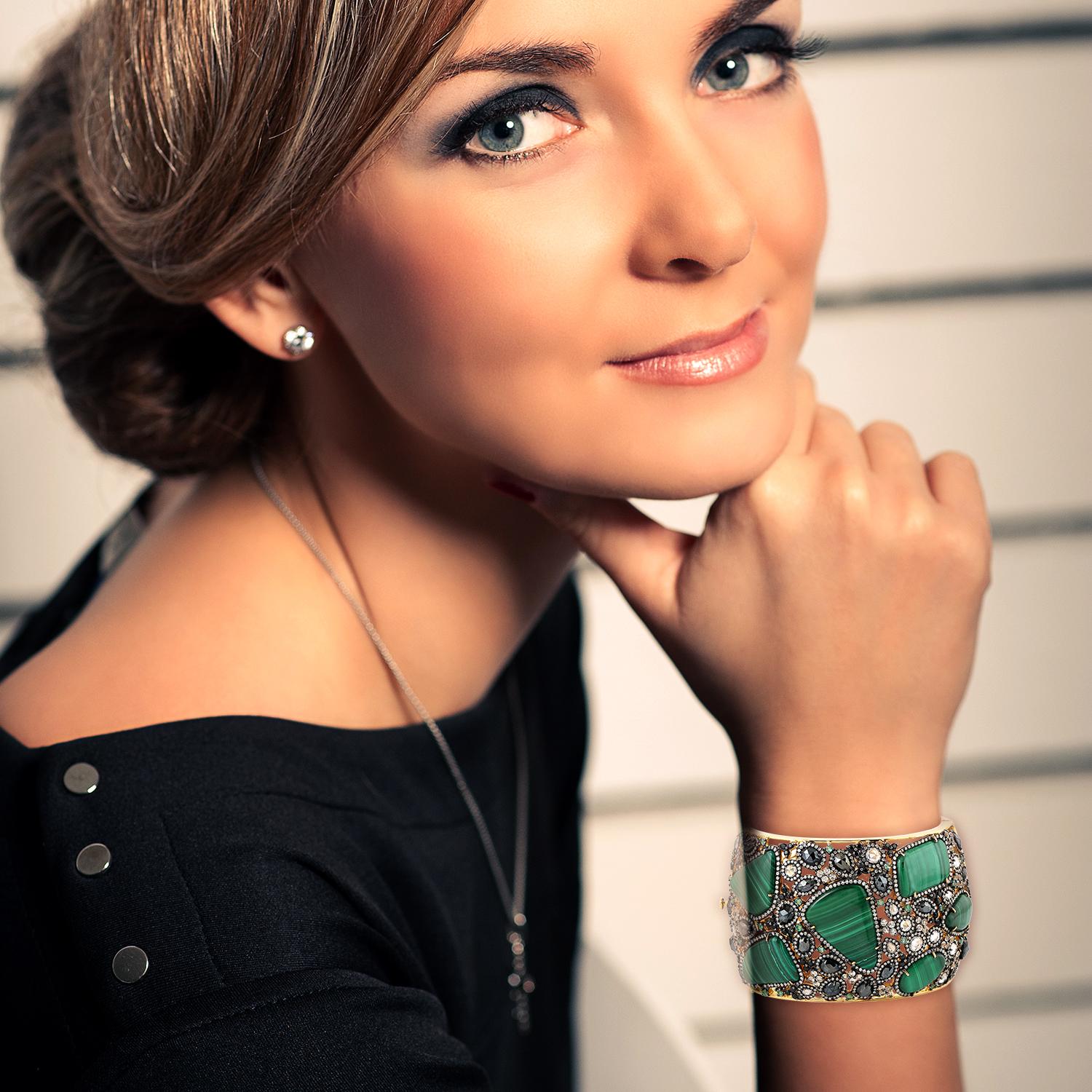 Audace e bellissima malachite a fette decorata con diamanti e smeraldi in stile mosaico. Questo bracciale è largo e si chiude con una chiusura a linguetta sul lato.


18KT: 5.960gms
Diamante: 7,02cts
SiIver: 67,128gm
EMERALDO: 2,25cts
MALACHITE: