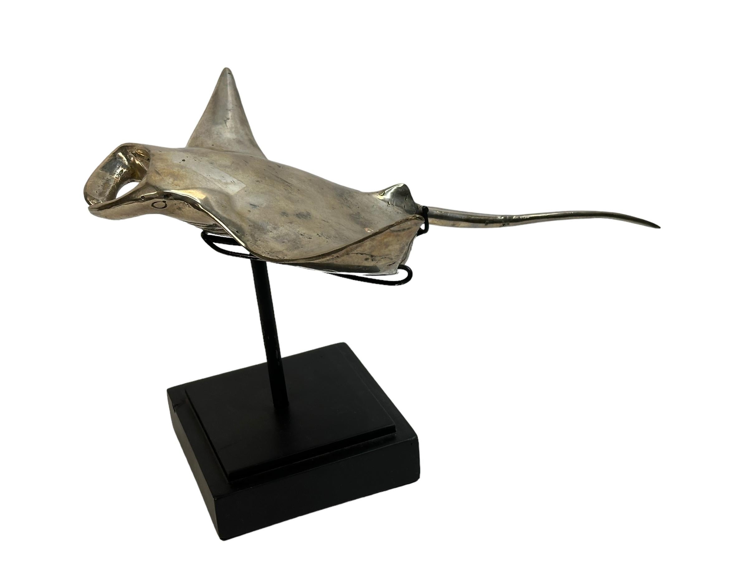 Schöne Manta-Sting Ray-Skulptur aus vernickeltem Metall, auf Sockel, Vintage 1980er Jahre (Italienisch) im Angebot