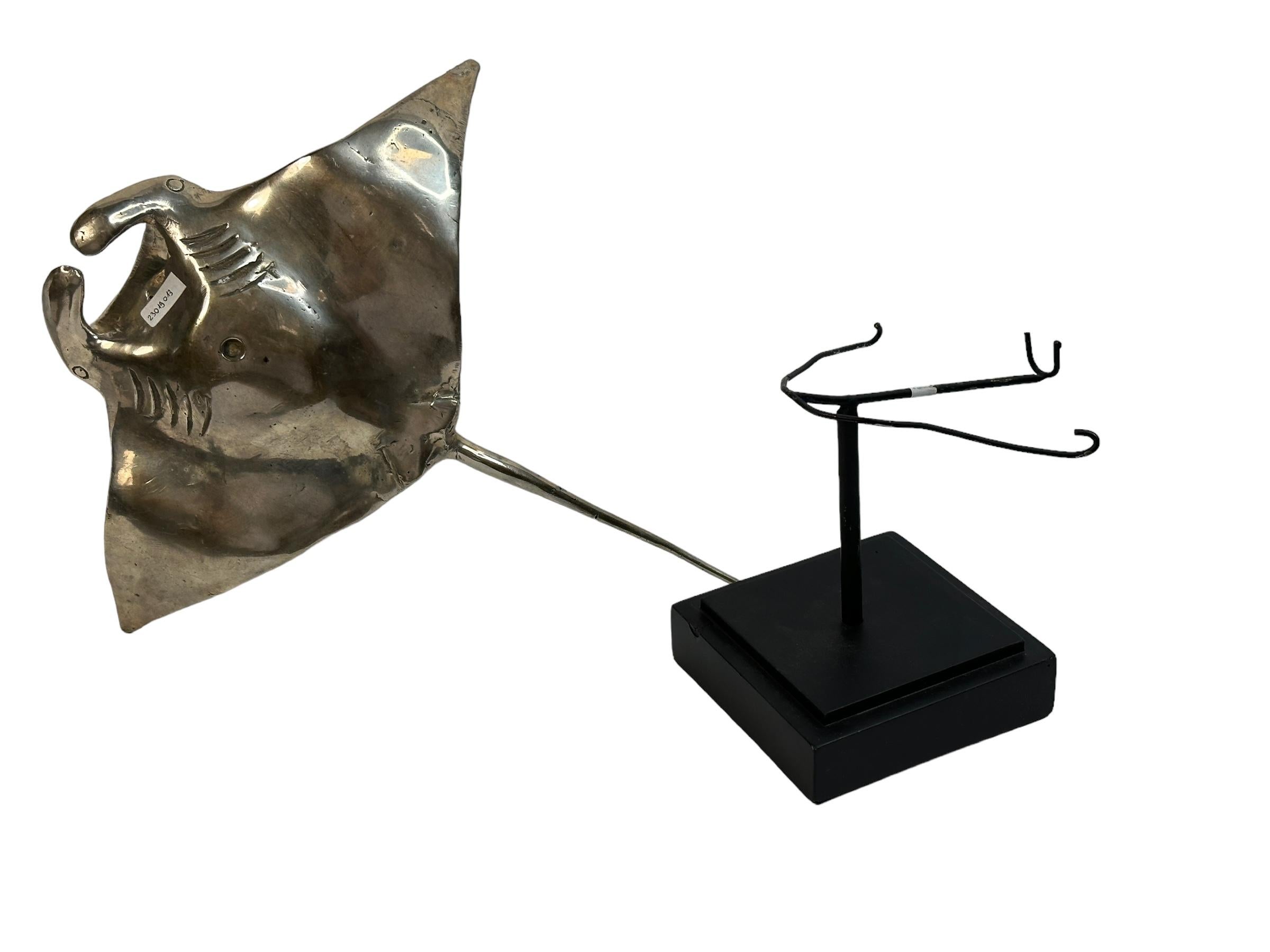 Beautiful Manta Sting Ray Sculpture Nickeled Metal, on Base, Vintage 1980s In Good Condition For Sale In Nuernberg, DE