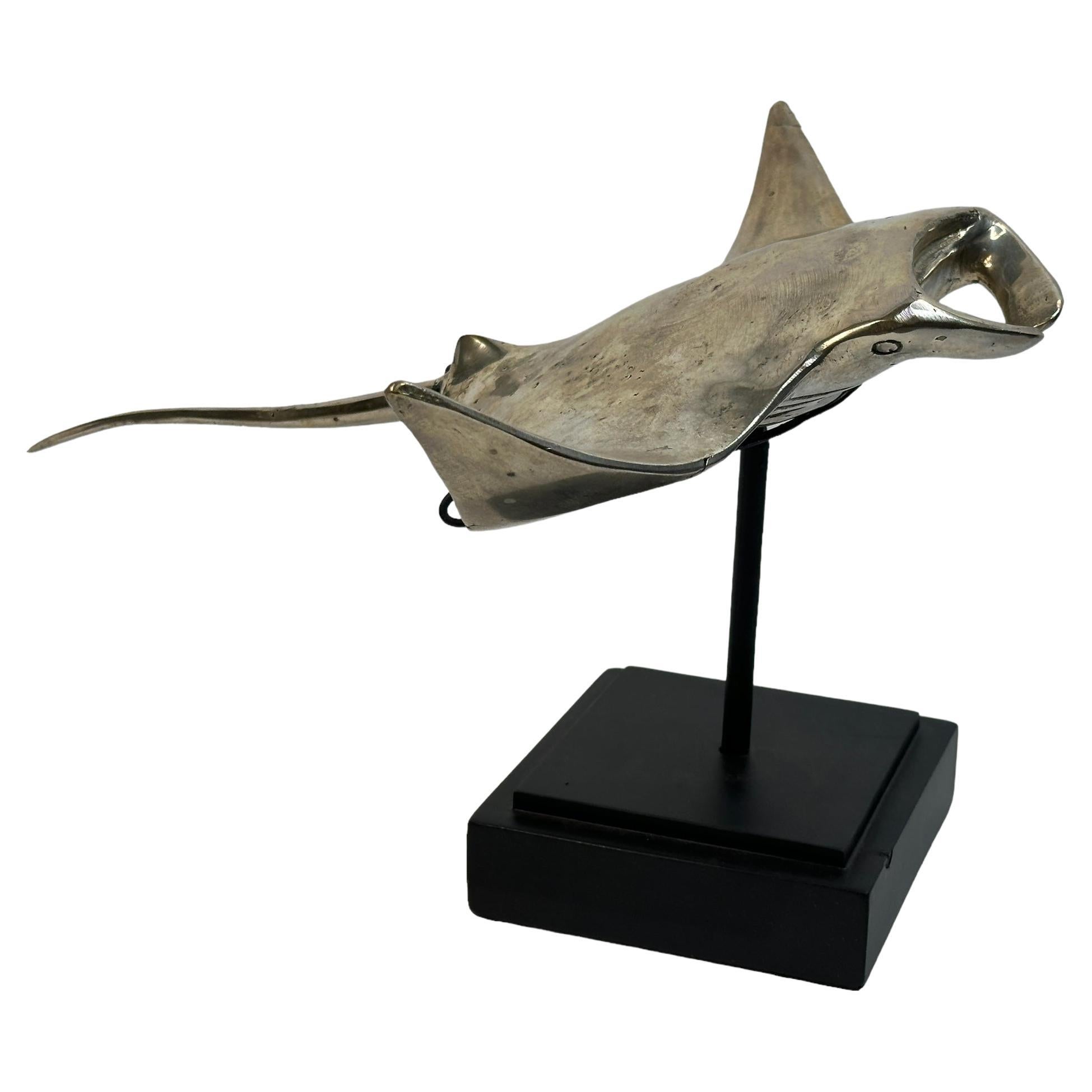 Schöne Manta-Sting Ray-Skulptur aus vernickeltem Metall, auf Sockel, Vintage 1980er Jahre