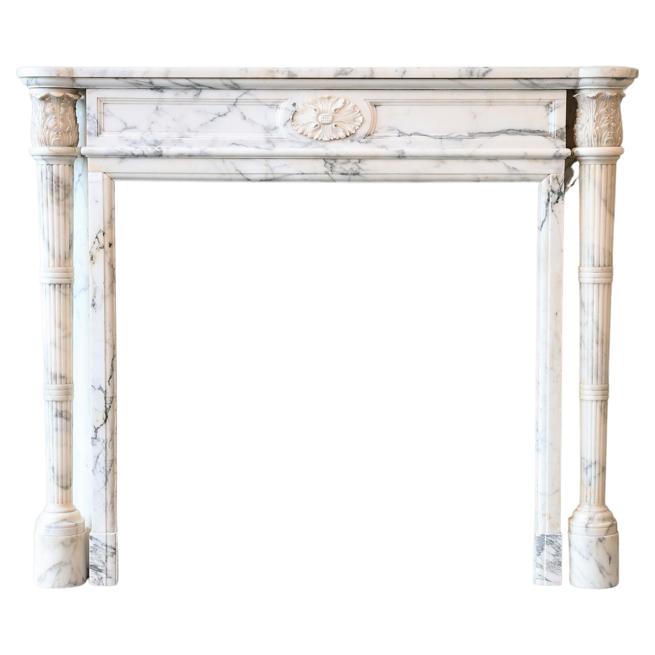 Cheminée ancienne en marbre  Marbre Arabescato  19ème siècle  Style Louis XVI