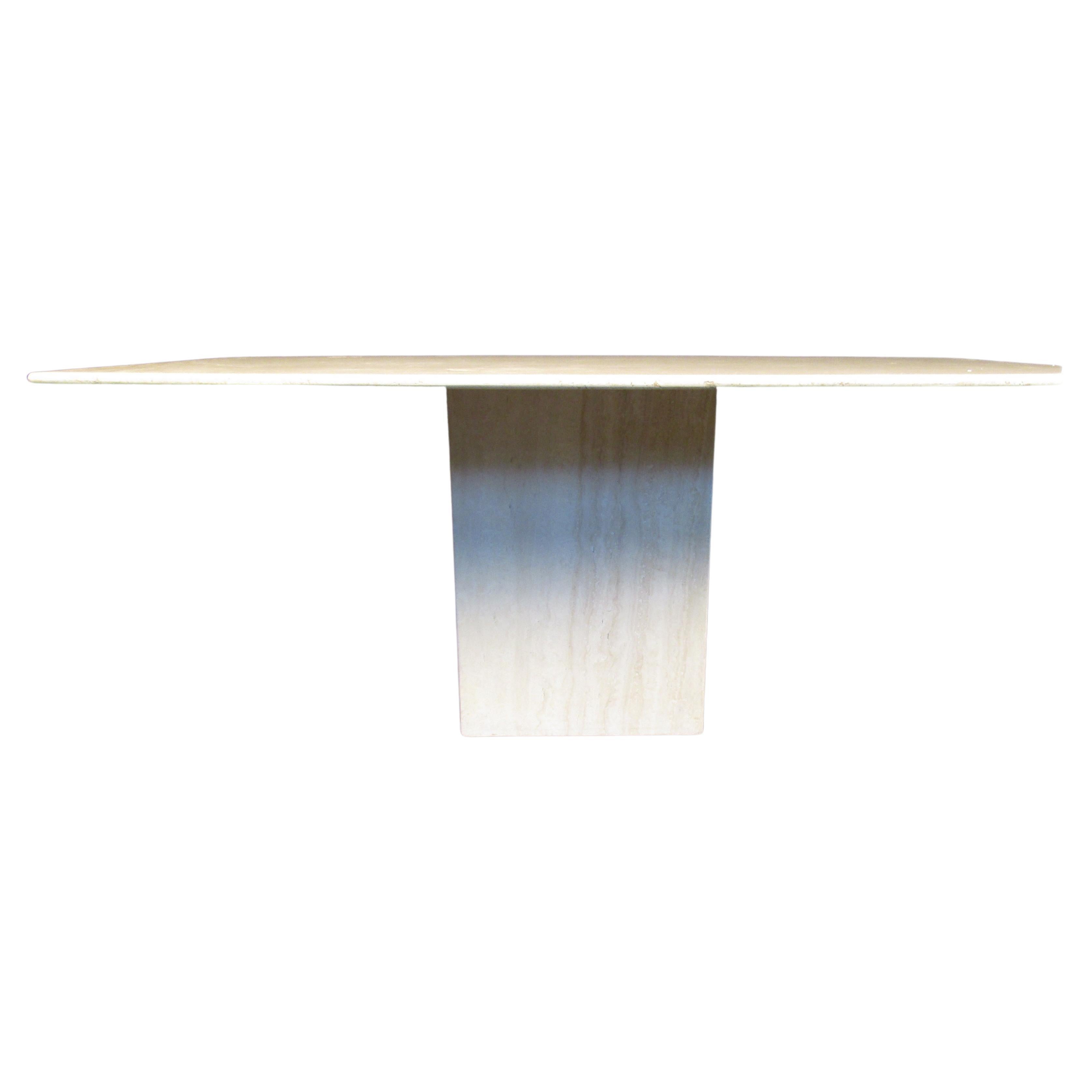 Dieser Esstisch aus Marmor hat eine rechteckige Platte und einen Sockel aus Vollmarmor. Dieses mit italienischem Einfluss entworfene Stück ist atemberaubend und ungewöhnlich. Eine perfekte Ergänzung für jede anspruchsvolle Einrichtung.

Bitte