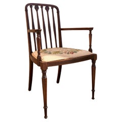 Magnifique fauteuil en acajou marqueté avec assise brodée et dessous en soie