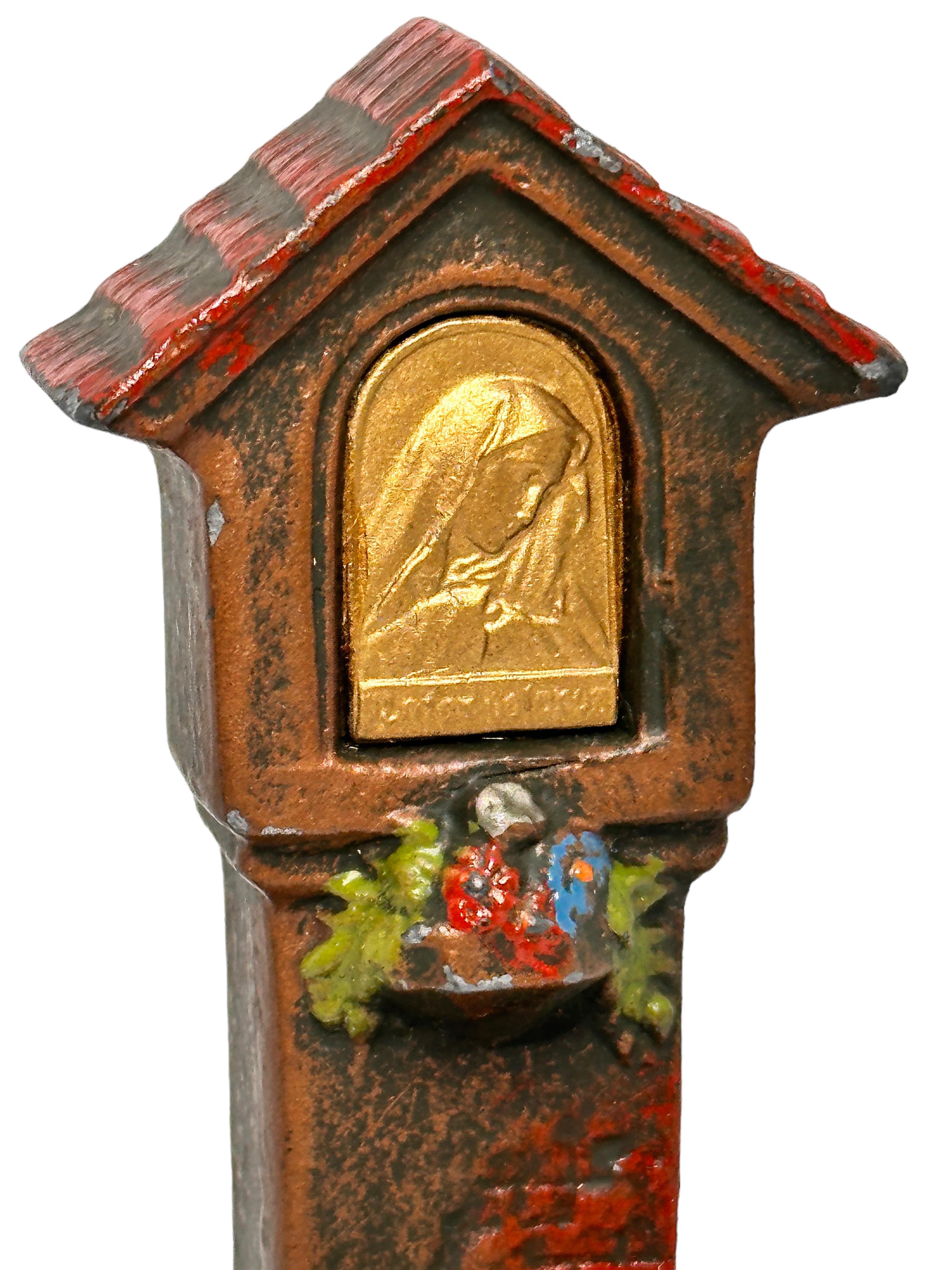Schönes Marterl, Miniatur-Wegkreuz  Figur Vintage, Österreich, 1890er Jahre (Handbemalt) im Angebot
