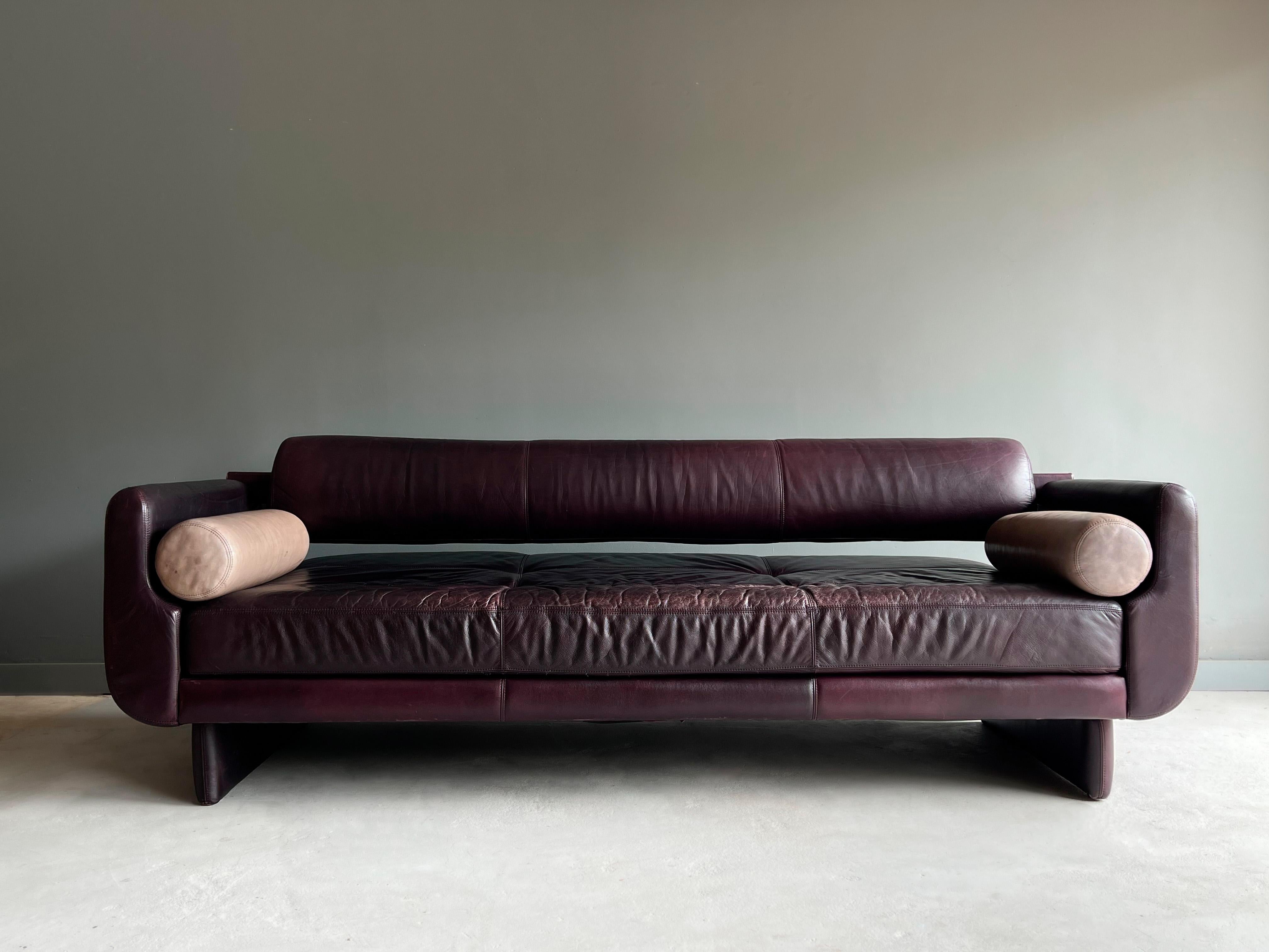 Beautiful designer leather sofa or daybed designed by Vladimir Kagan for American Leather. 

The sofa is comprised of two removable bolster accent pillows and long bolster. The removal of the back bolster converts the sofa to a daybed. 

This