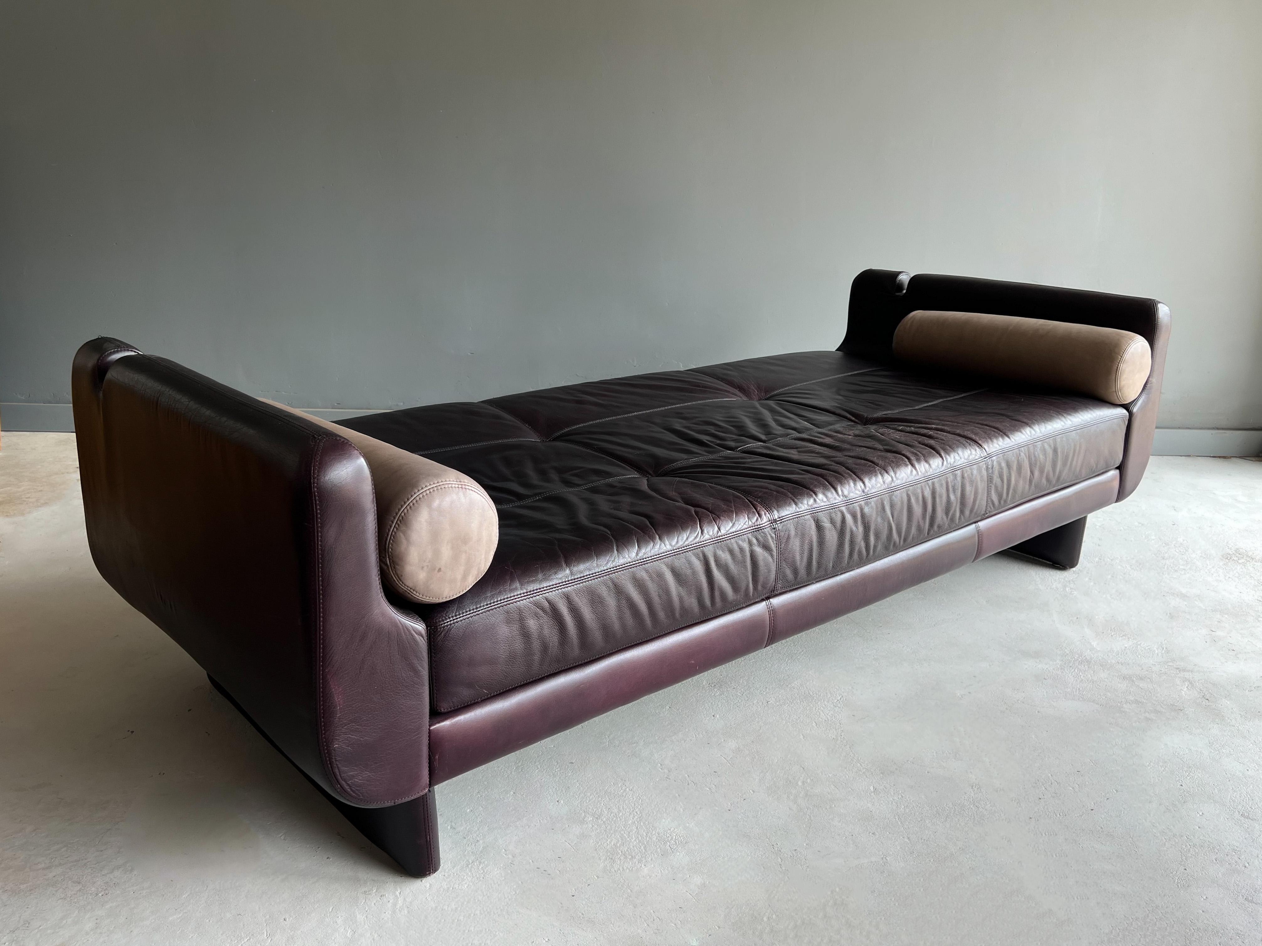 Contemporary Beautiful “Matinee” Sofa / Daybed by Vladimir Kagan for American Leather