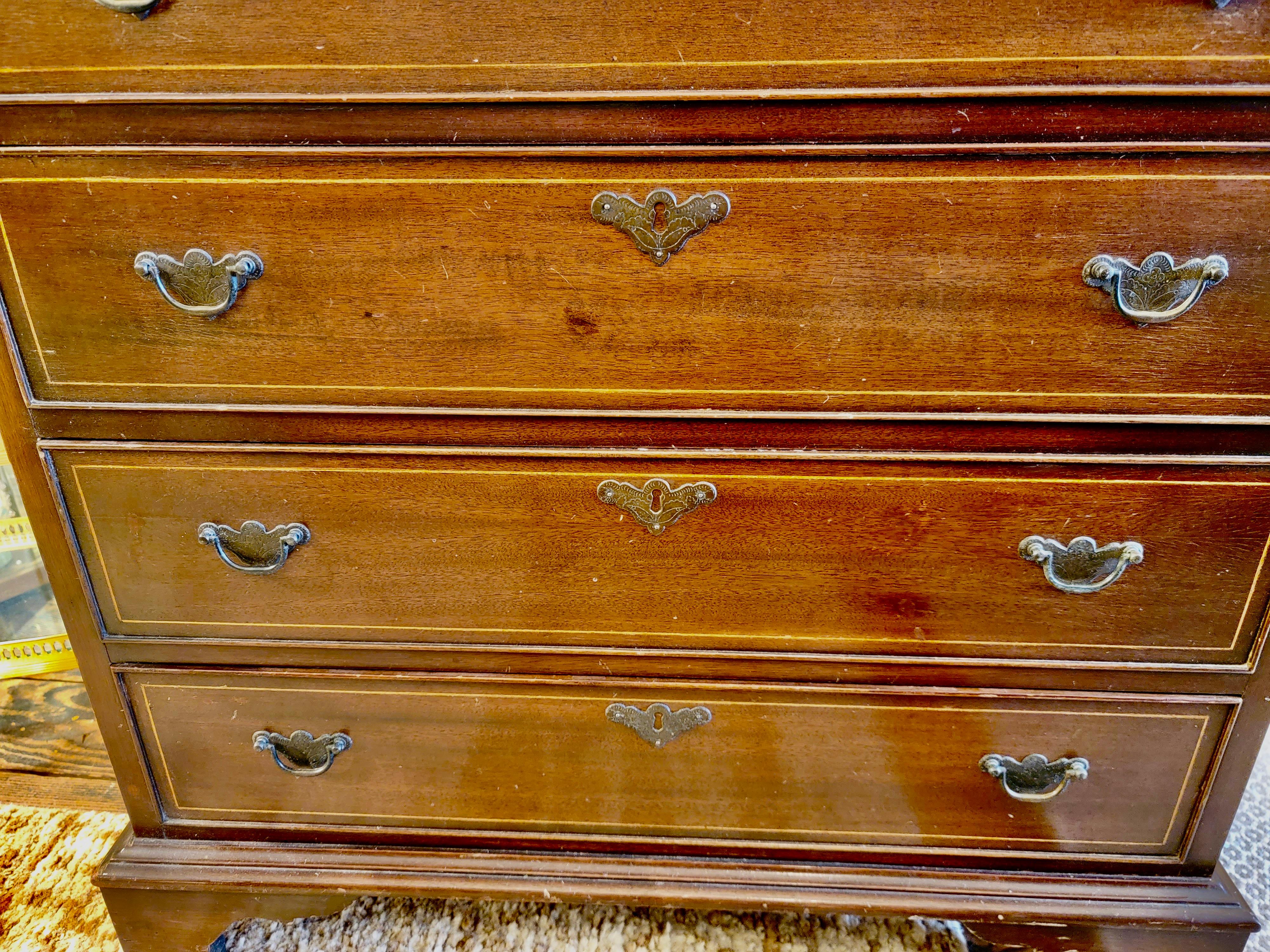 Beautiful Medium Sized Chippendale Style Mahogany Commode Chest of Drawers For Sale 3