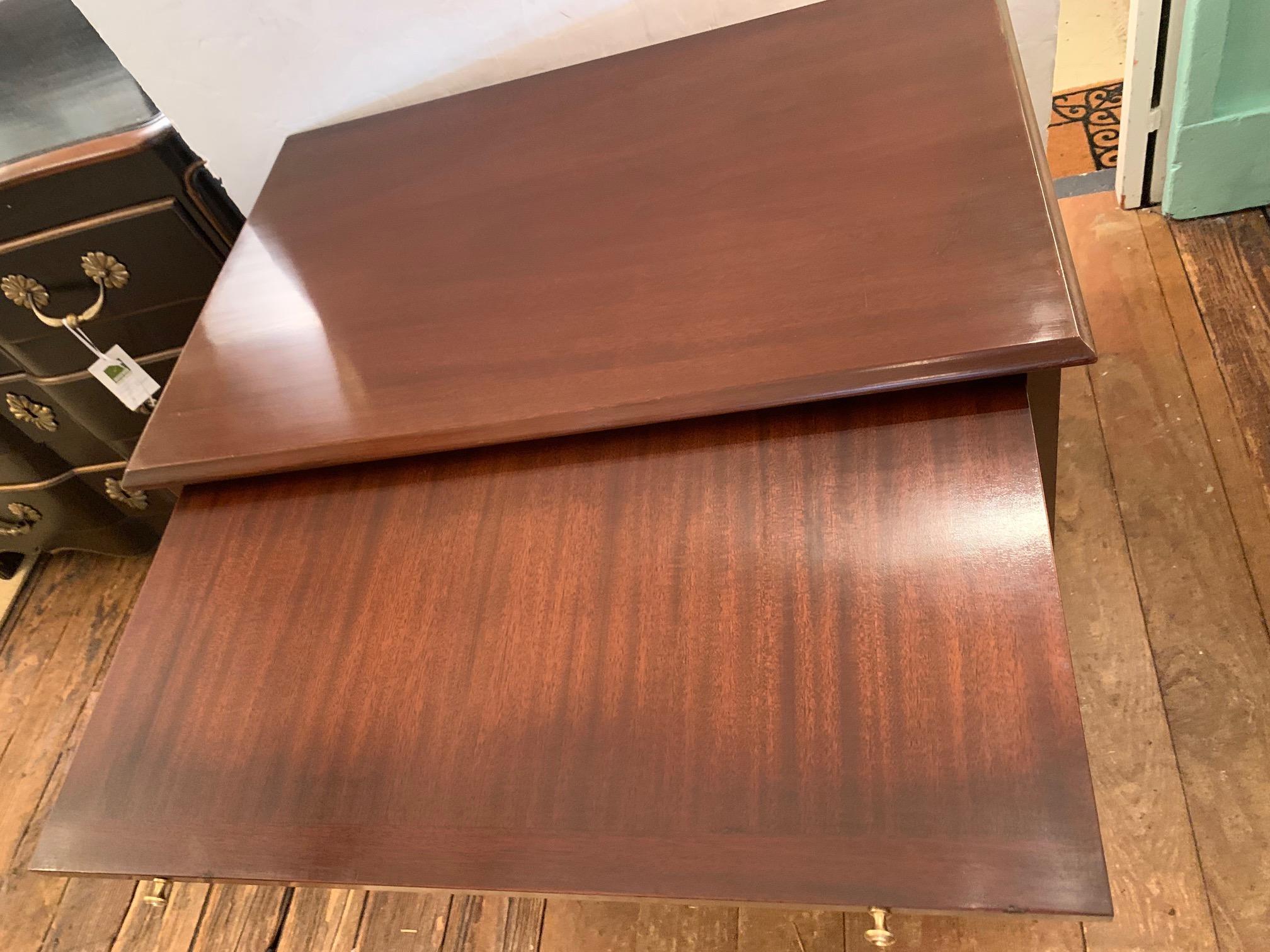 Bellissima cassettiera di medie dimensioni in stile Chippendale in mogano in vendita 6
