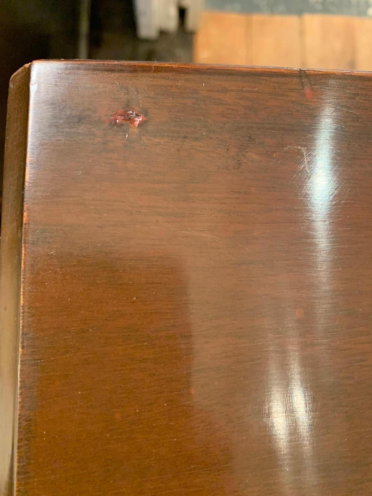 Bellissima cassettiera di medie dimensioni in stile Chippendale in mogano in vendita 9
