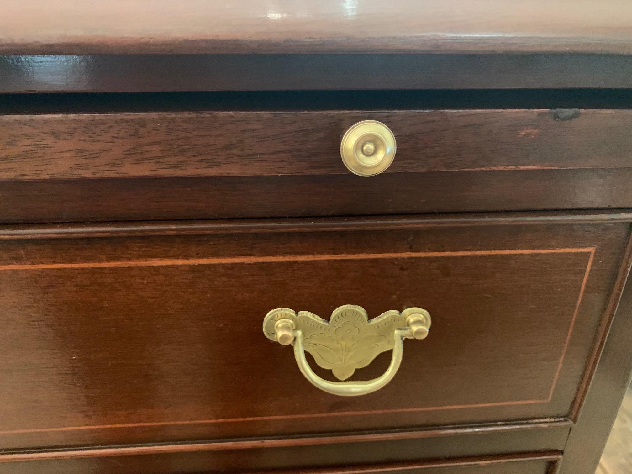 Beautiful Medium Sized Chippendale Style Mahogany Commode Chest of Drawers In Good Condition For Sale In Hopewell, NJ