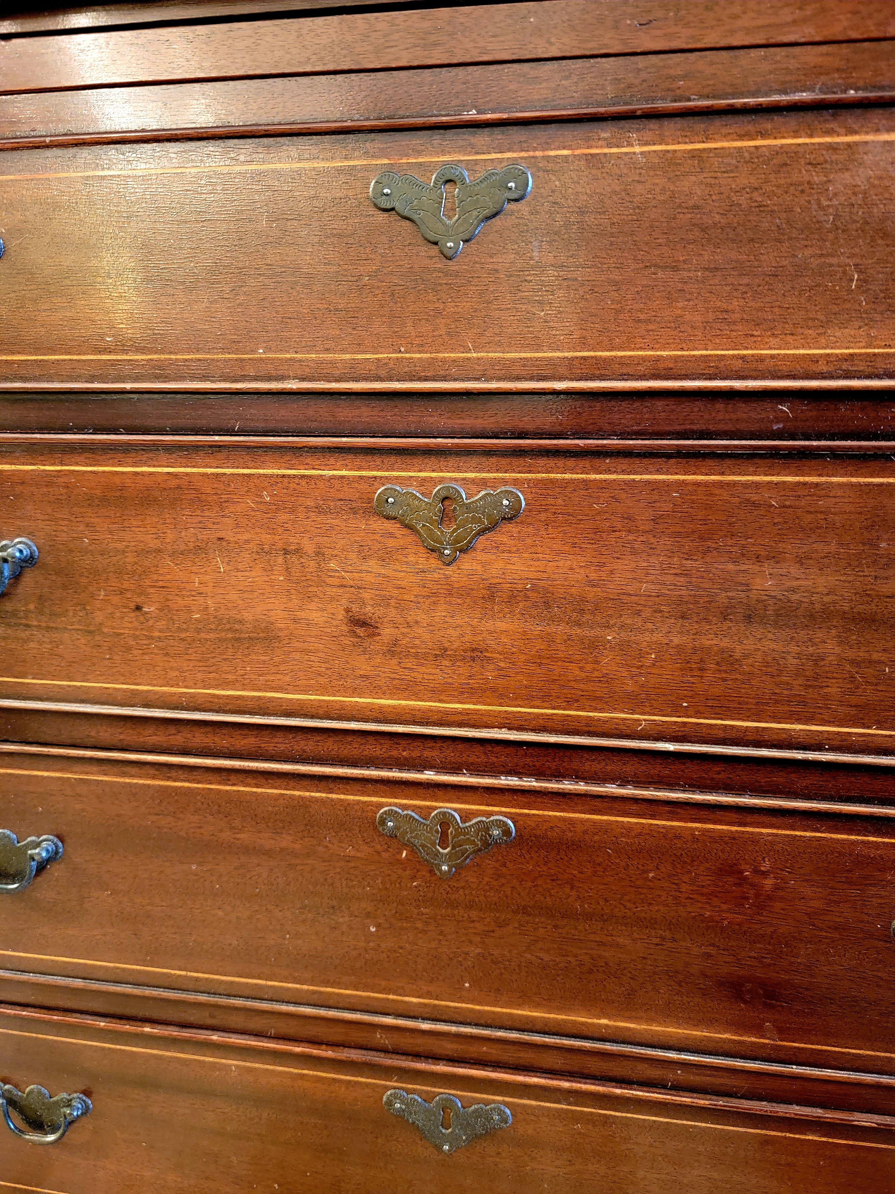 Beautiful Medium Sized Chippendale Style Mahogany Commode Chest of Drawers For Sale 1