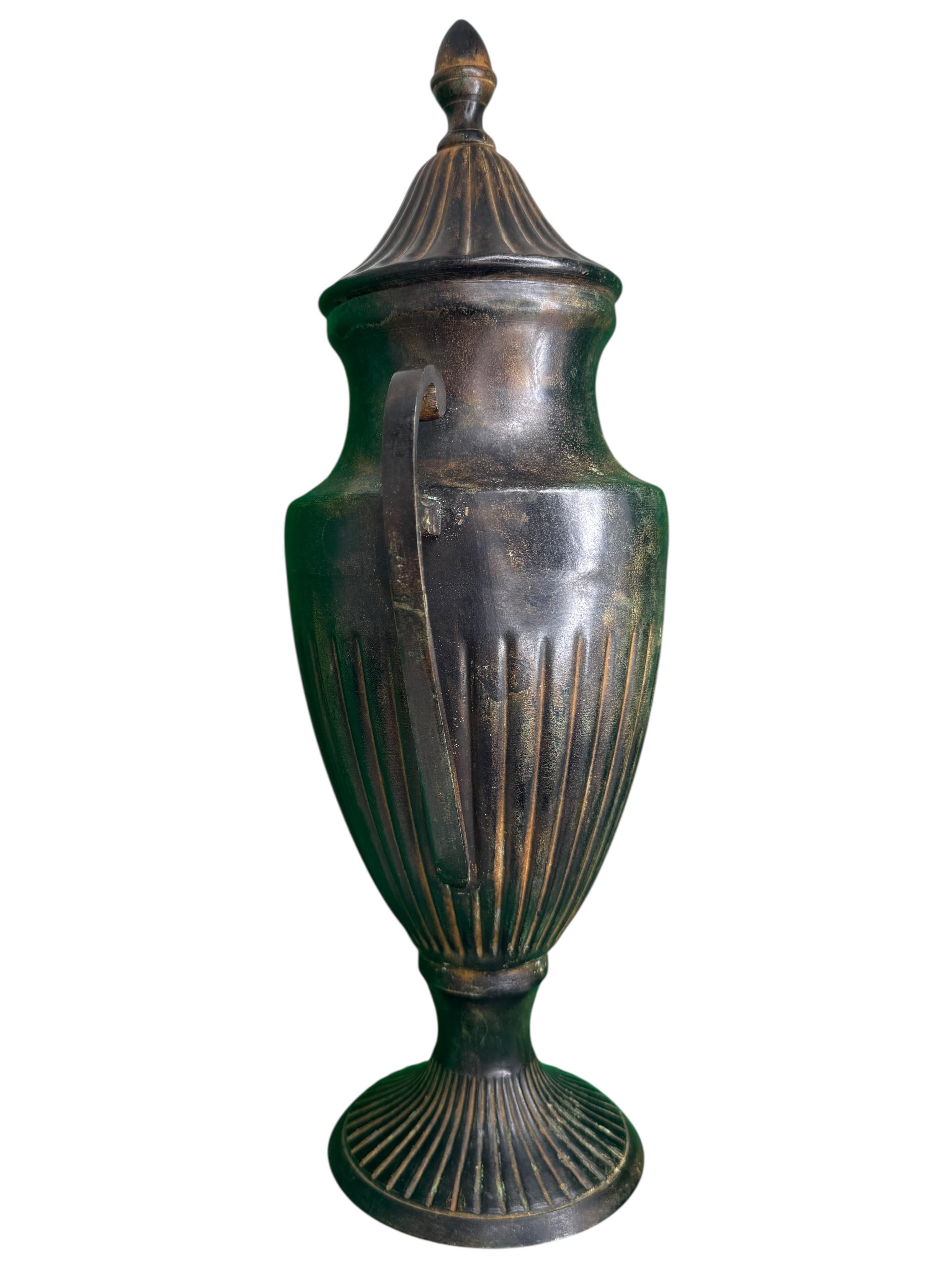 Precioso jarrón individual para repisa de chimenea de la década de 1910 o anterior. De metal, tiene una bonita pátina, pero es antiguo. Una hermosa pieza para cualquier habitación. Encontrado en una venta de bienes en Núremberg, Alemania. 