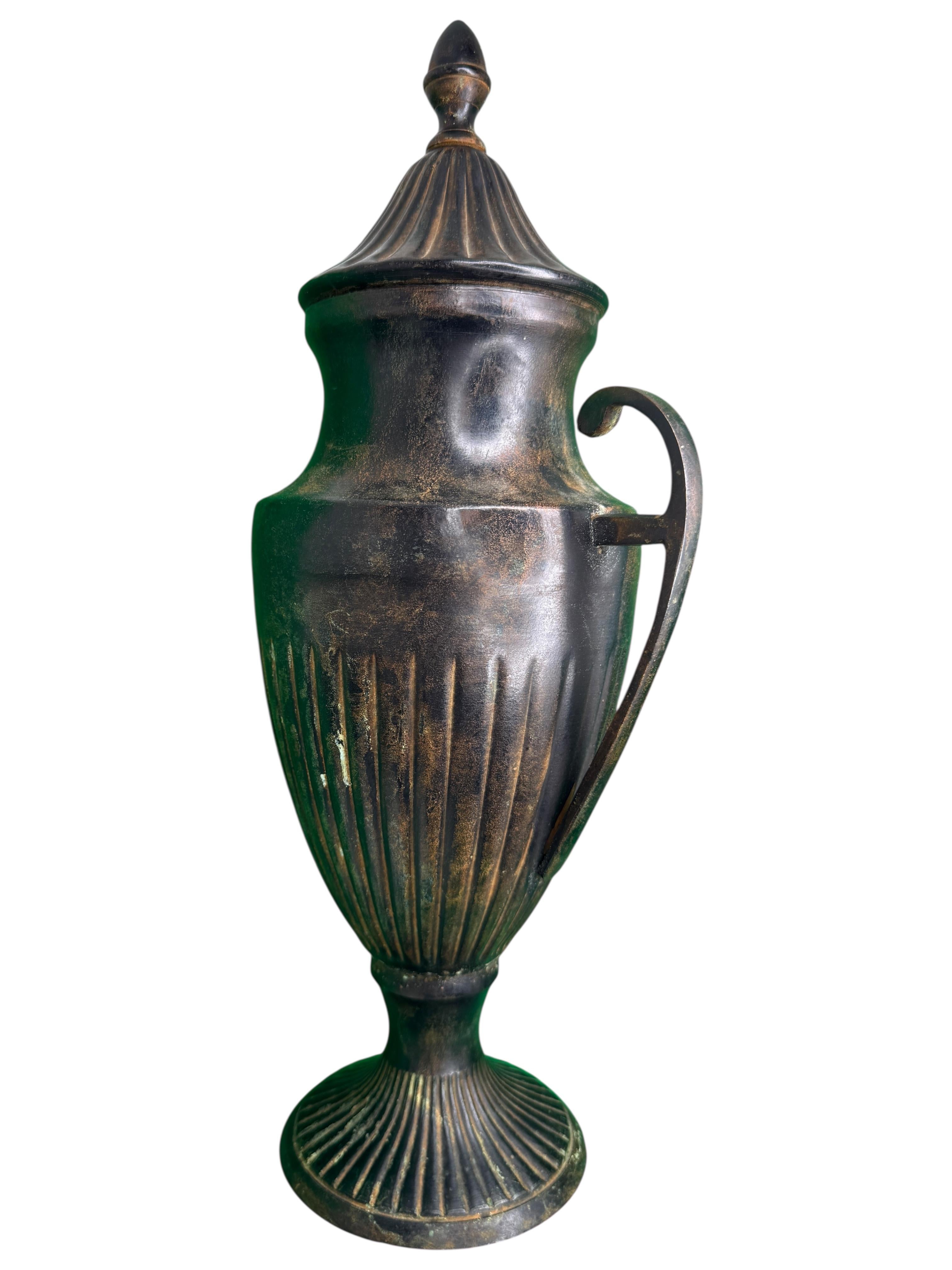 Precioso jarrón de metal Art Nouveau Urne para chimenea circa 1910s Alemán en venta