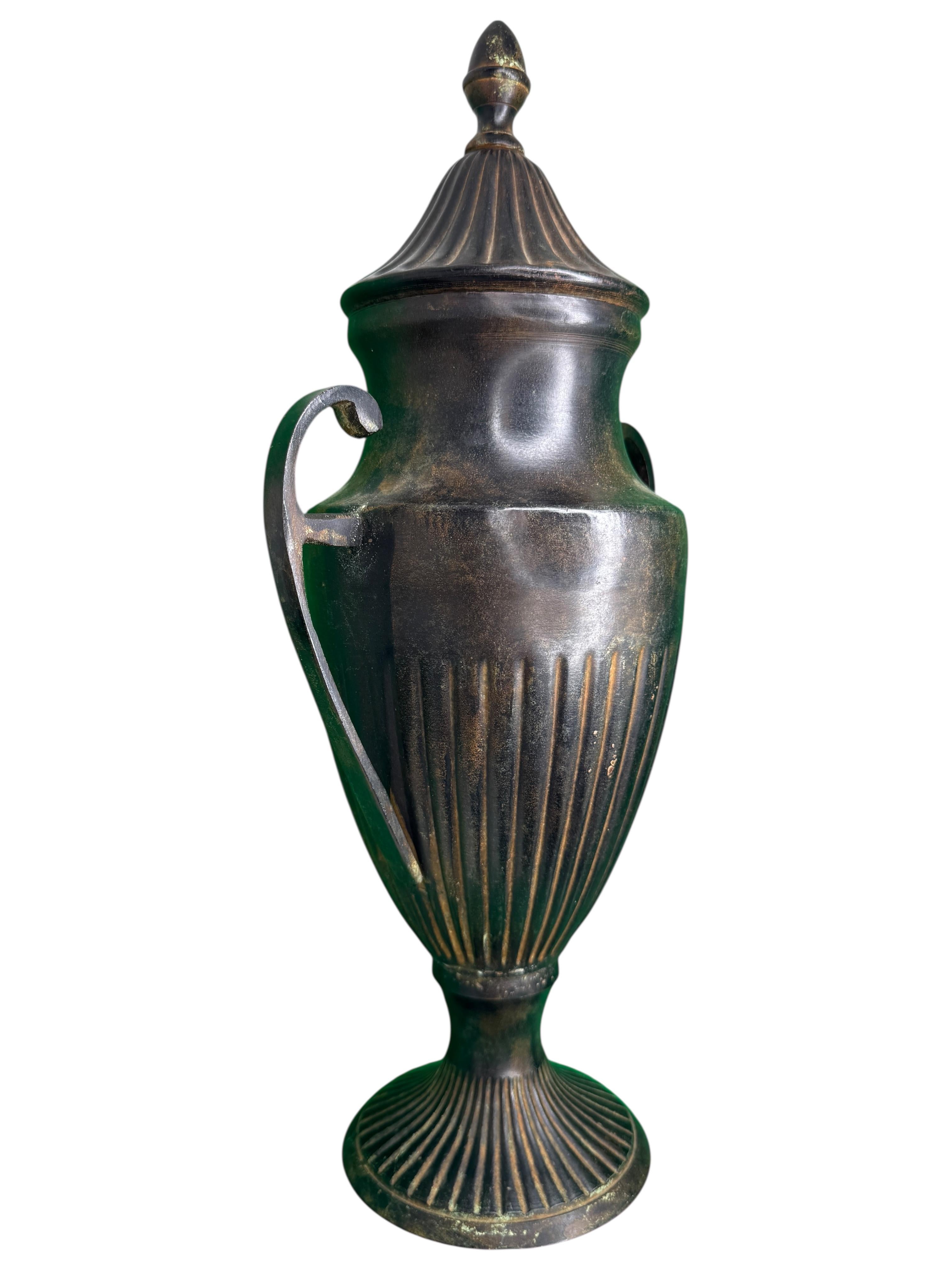 Precioso jarrón de metal Art Nouveau Urne para chimenea circa 1910s Hecho a mano en venta