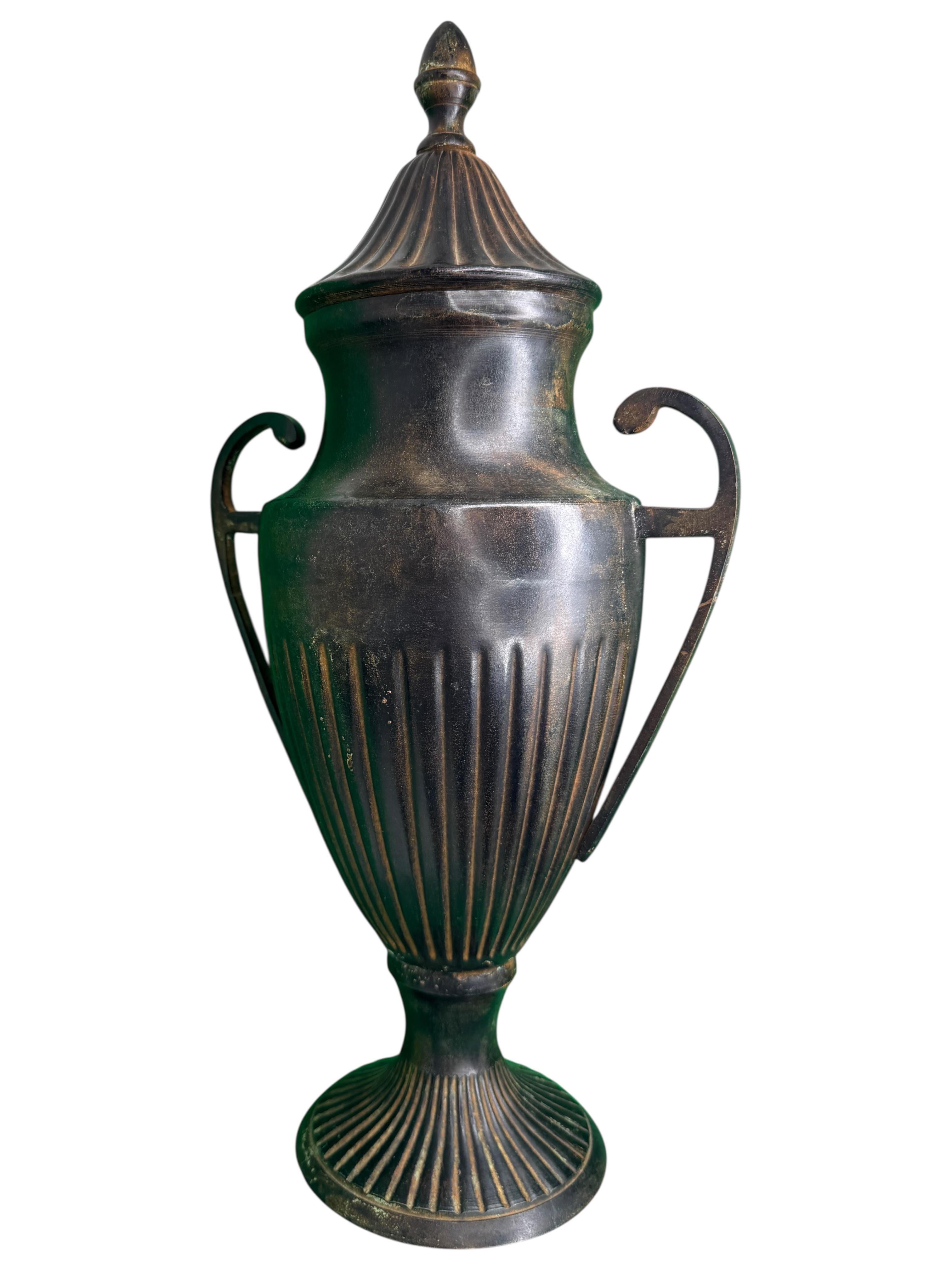 Precioso jarrón de metal Art Nouveau Urne para chimenea circa 1910s en Bueno estado para la venta en Nuernberg, DE