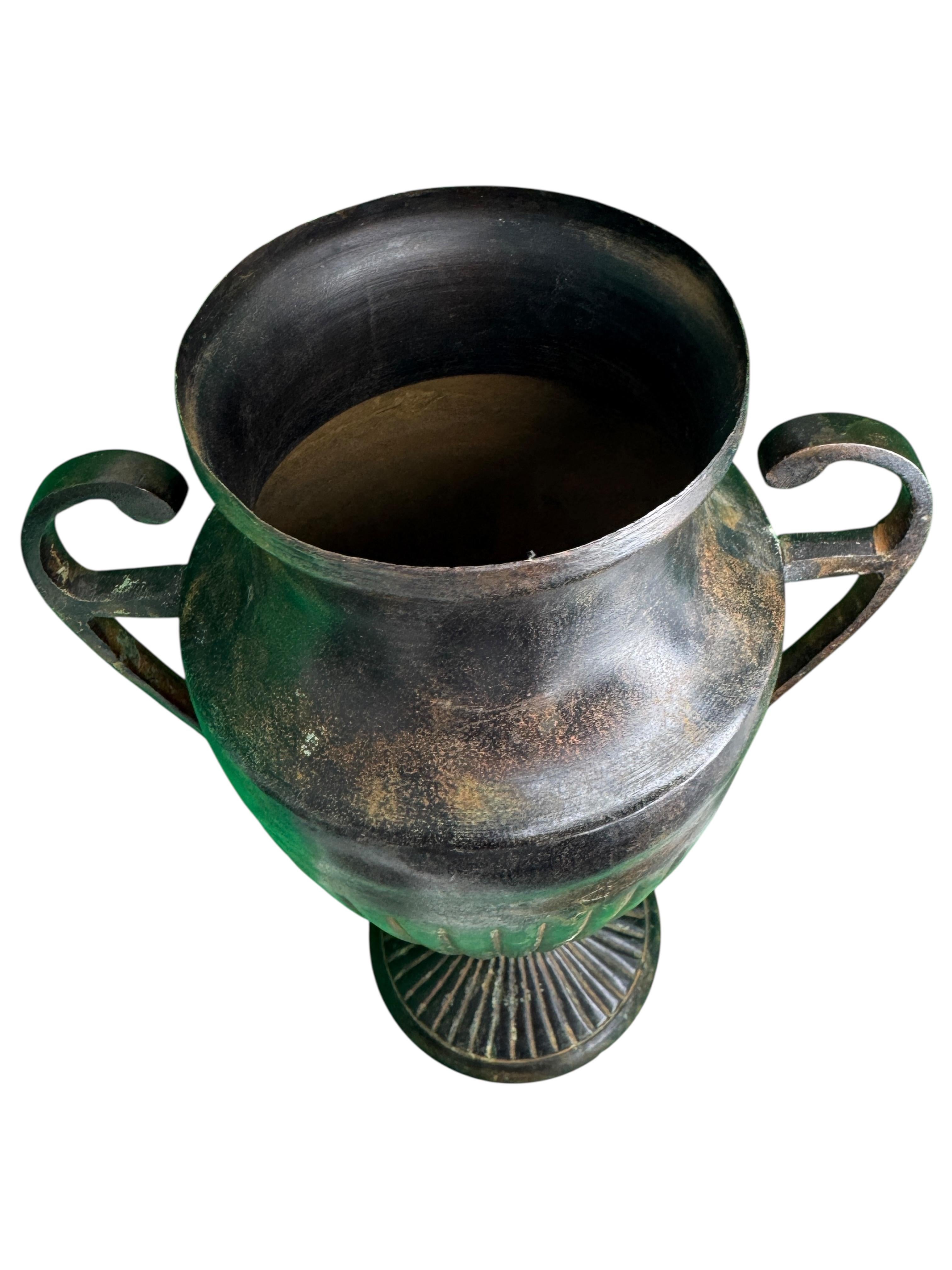 Precioso jarrón de metal Art Nouveau Urne para chimenea circa 1910s principios del siglo XX en venta