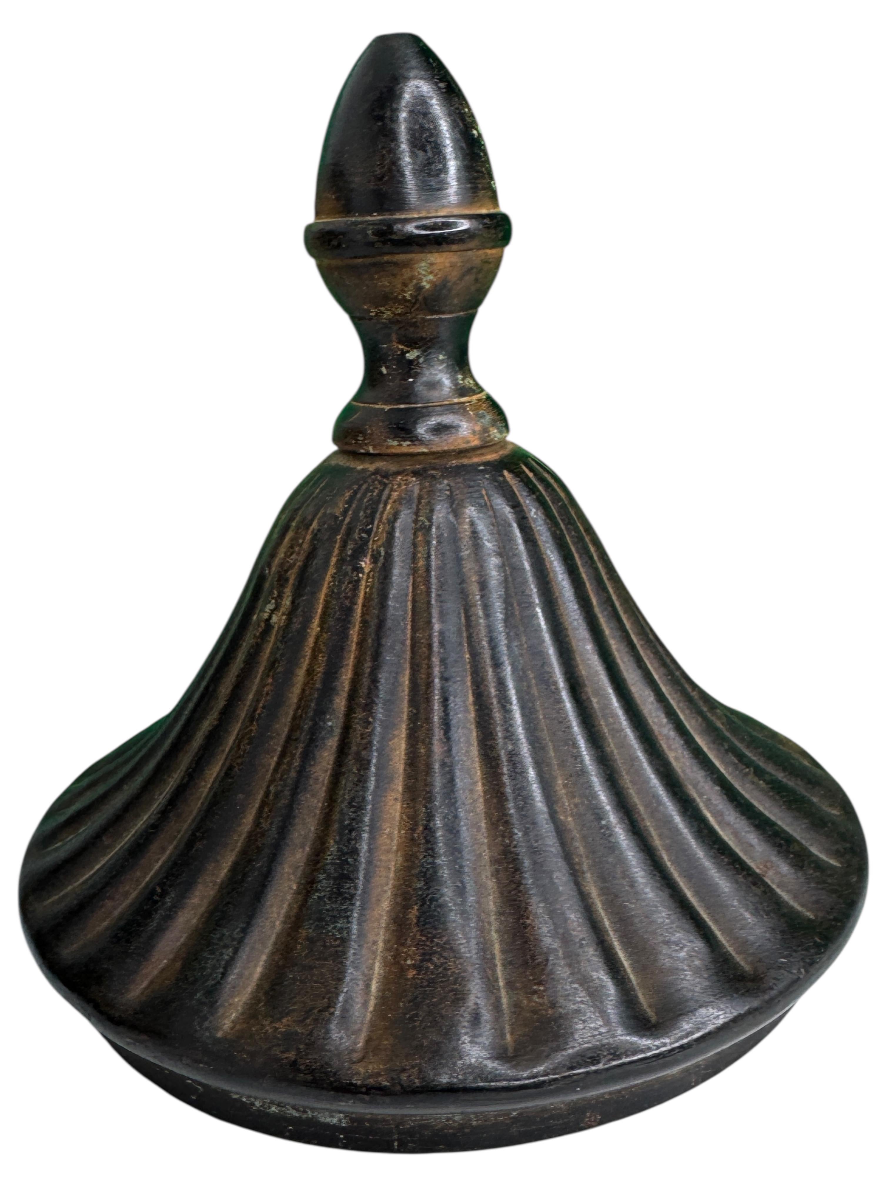 Precioso jarrón de metal Art Nouveau Urne para chimenea circa 1910s Metal en venta