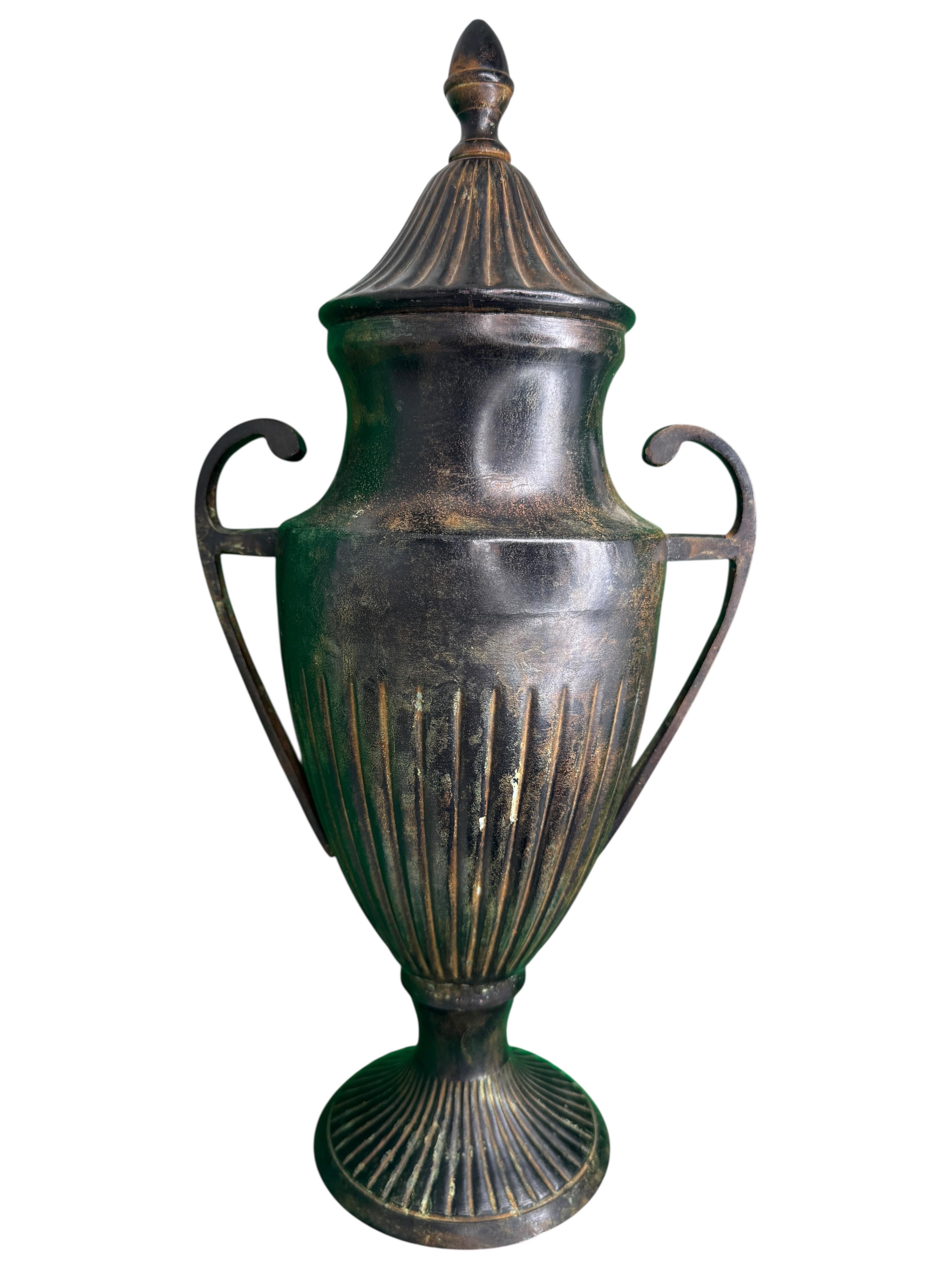 Precioso jarrón de metal Art Nouveau Urne para chimenea circa 1910s en venta 1