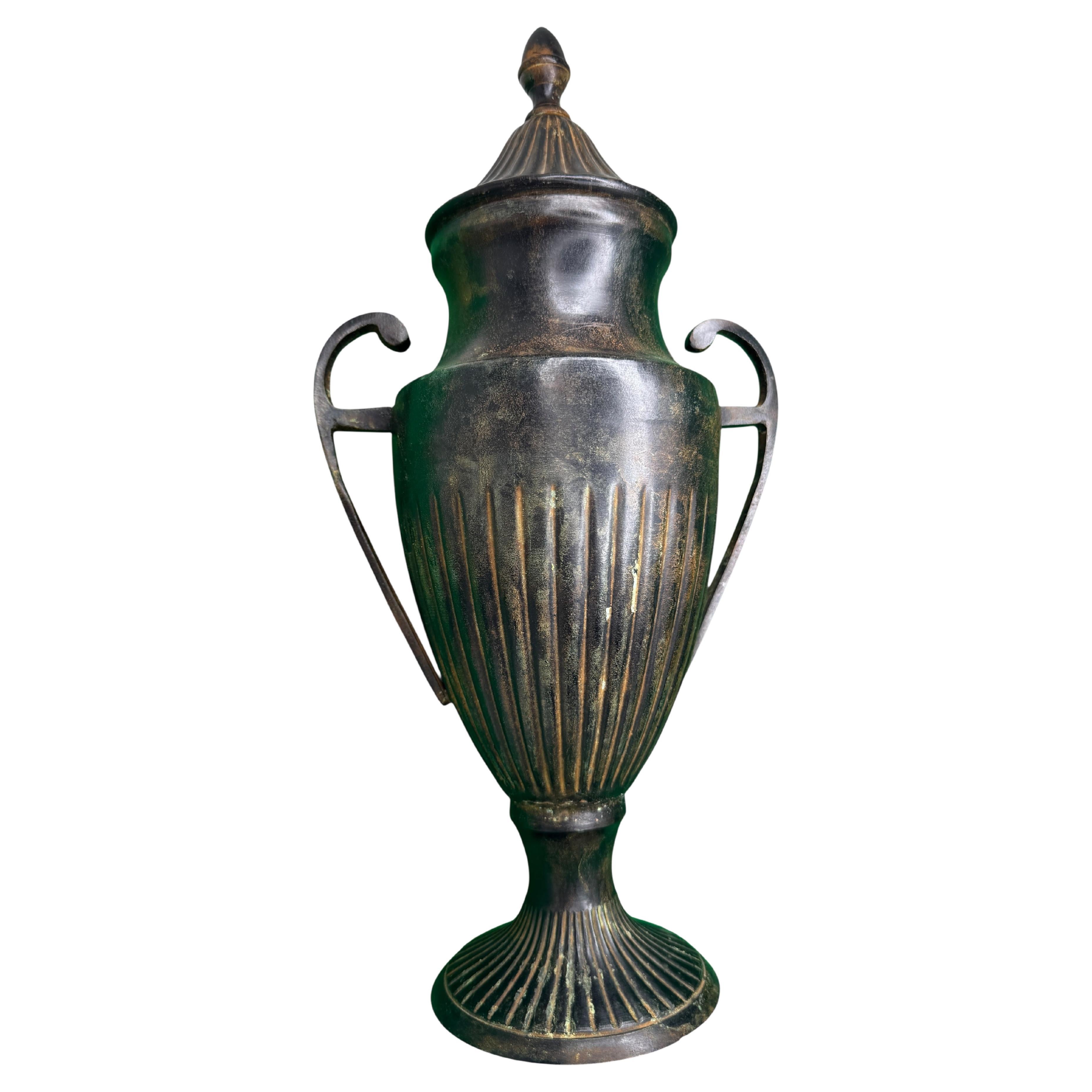 Precioso jarrón de metal Art Nouveau Urne para chimenea circa 1910s en venta