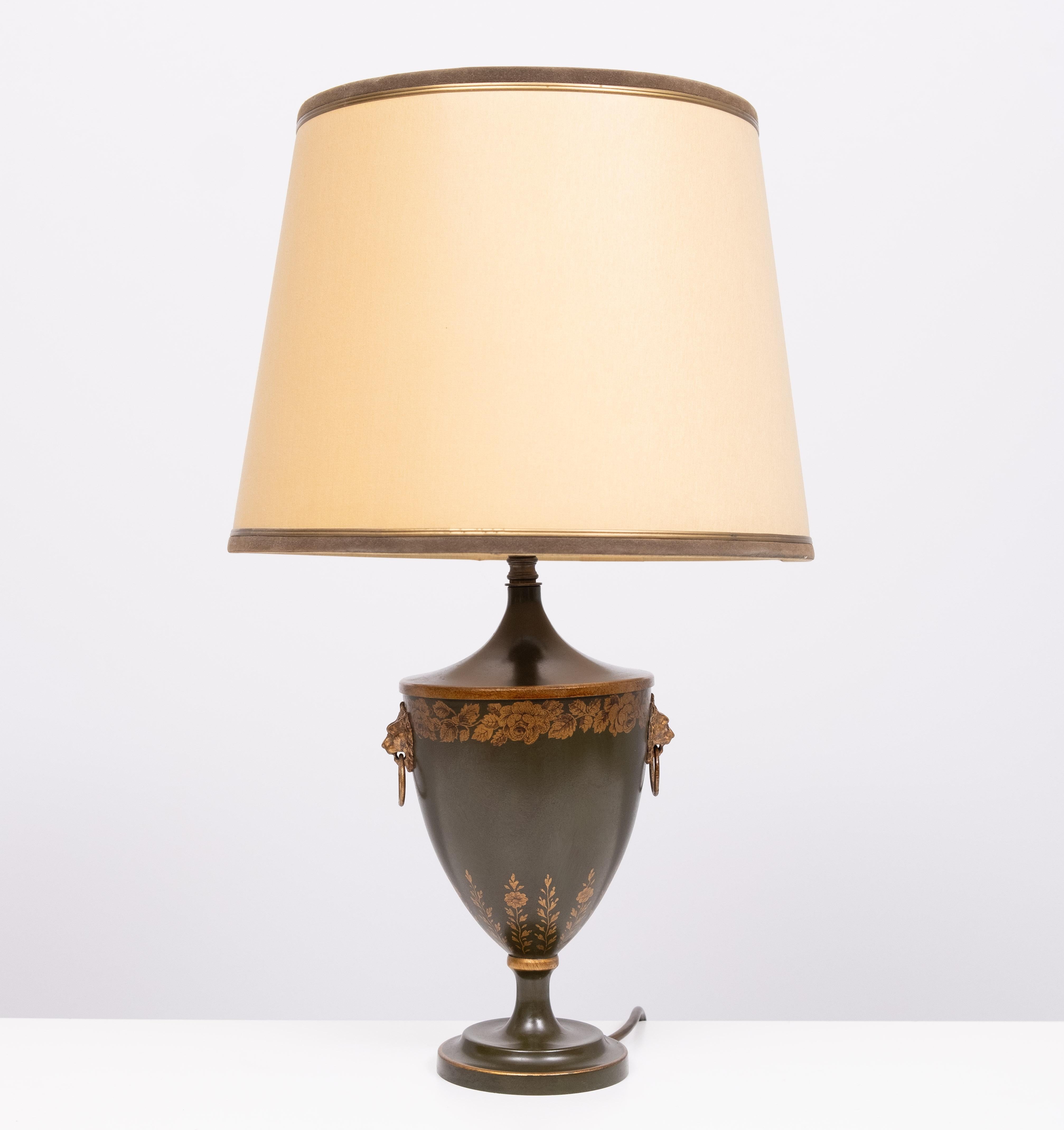 Magnifique  Lampe TÔLE peinte en vert 
En forme d'urnes en châtaignier de style Régence, décorées de feuilles de glands et dotées de poignées en anneau en forme de masque de lion. Livré avec une teinte parfaitement assortie. 
