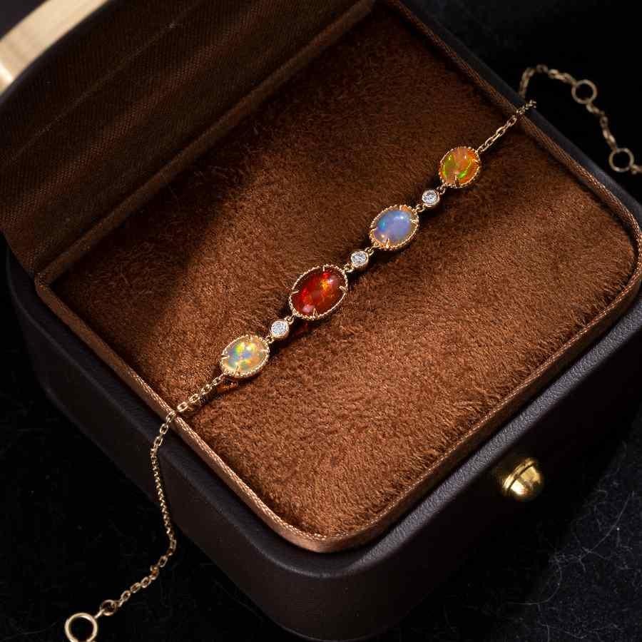 Schönes mexikanisches Feueropal-Diamant-Armband aus 18 Karat Gelbgold im Zustand „Neu“ in Suwanee, GA