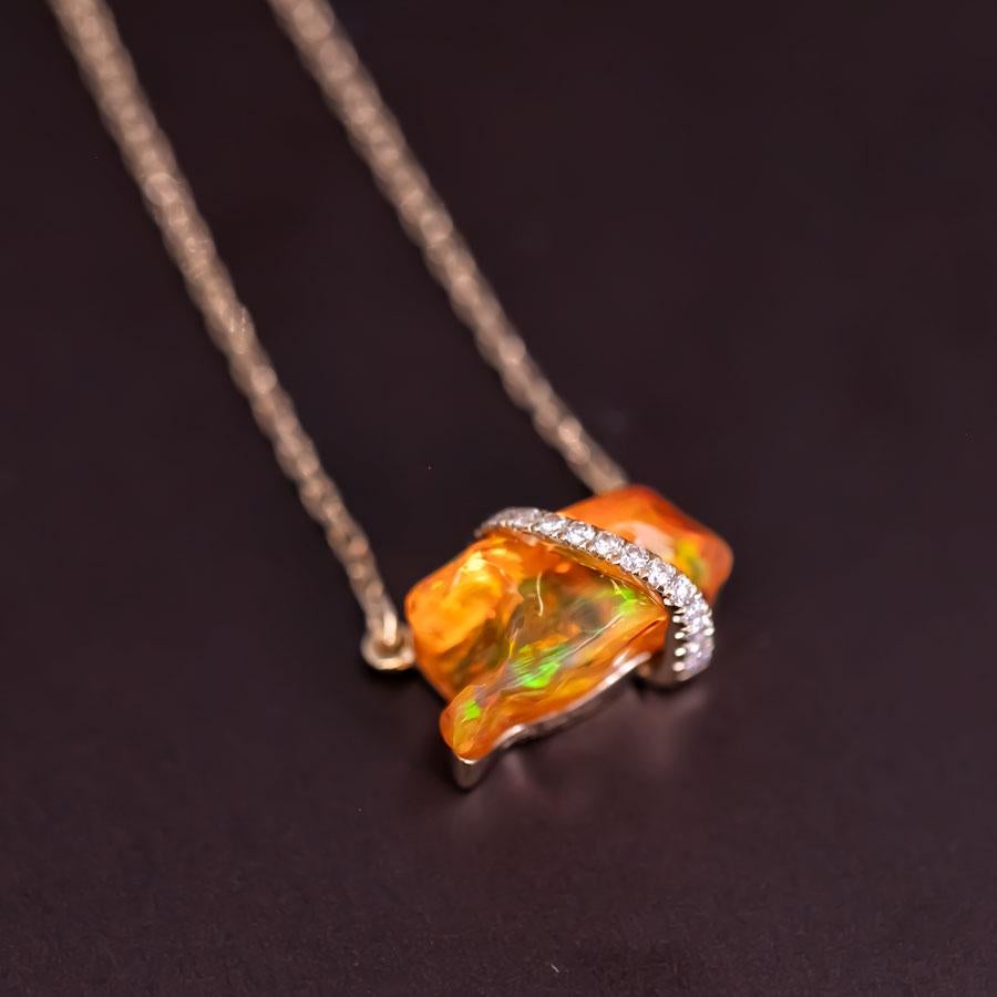 Beautiful Mexican Fire Opal Diamond Necklace 18K Yellow Gold In New Condition For Sale In Suwanee, GA