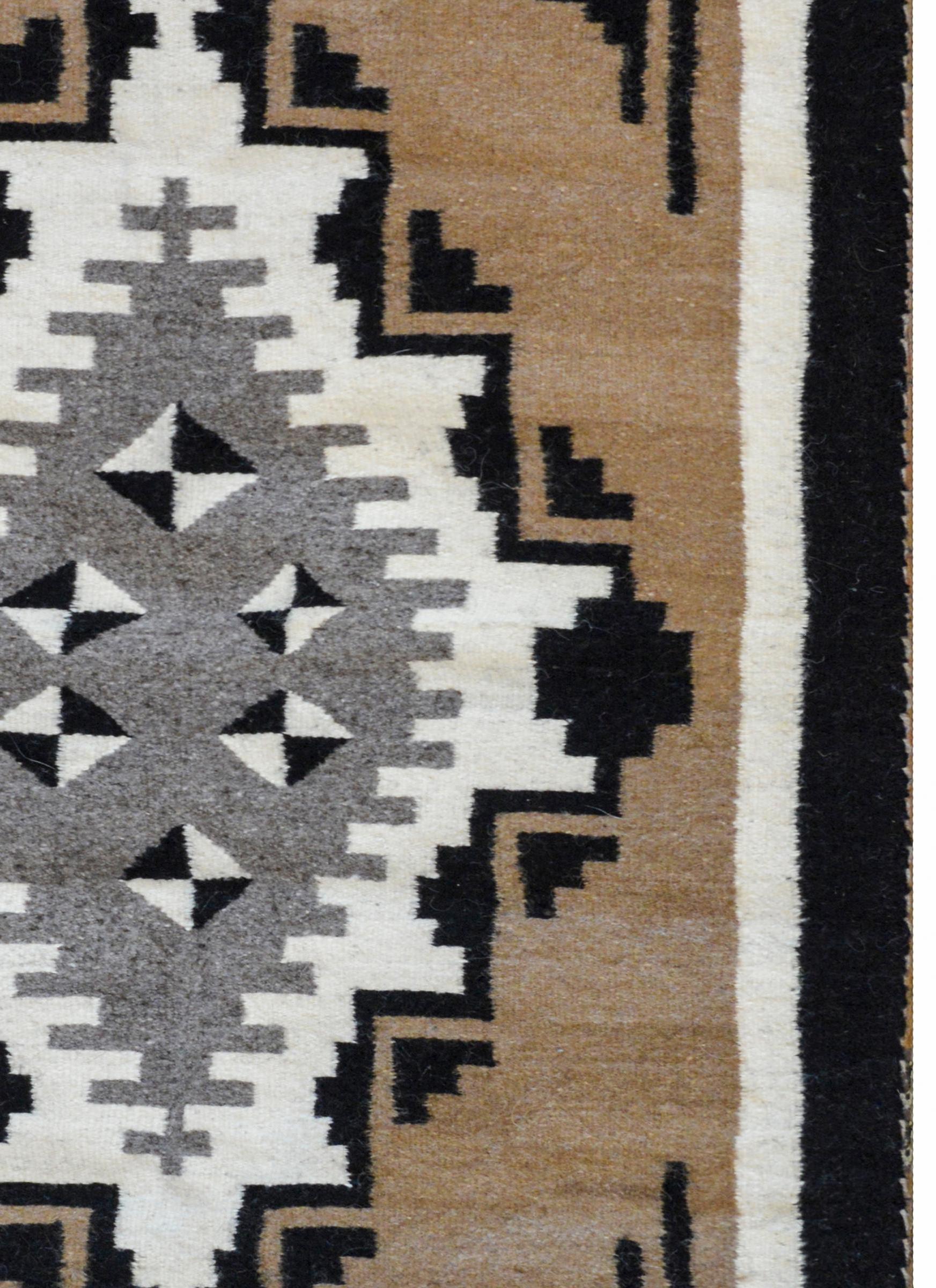 Beautiful Mid-20th Century Navajo Rug In Good Condition In Chicago, IL