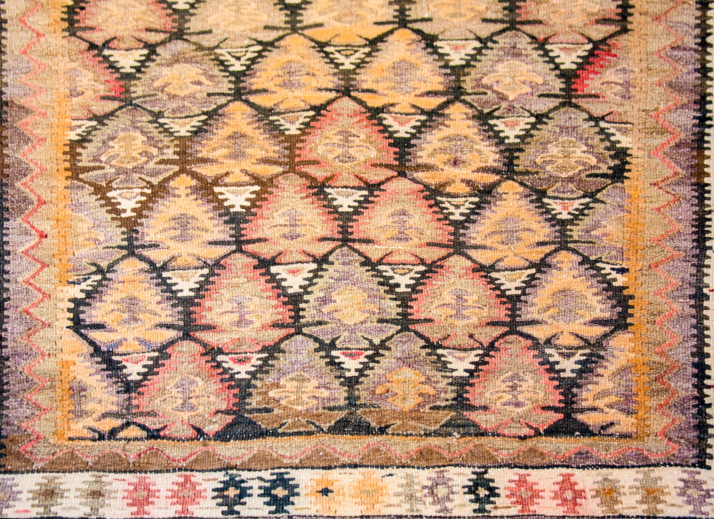 Beautiful Mid-20th Century Qazvin Kilim Rug In Good Condition For Sale In Chicago, IL