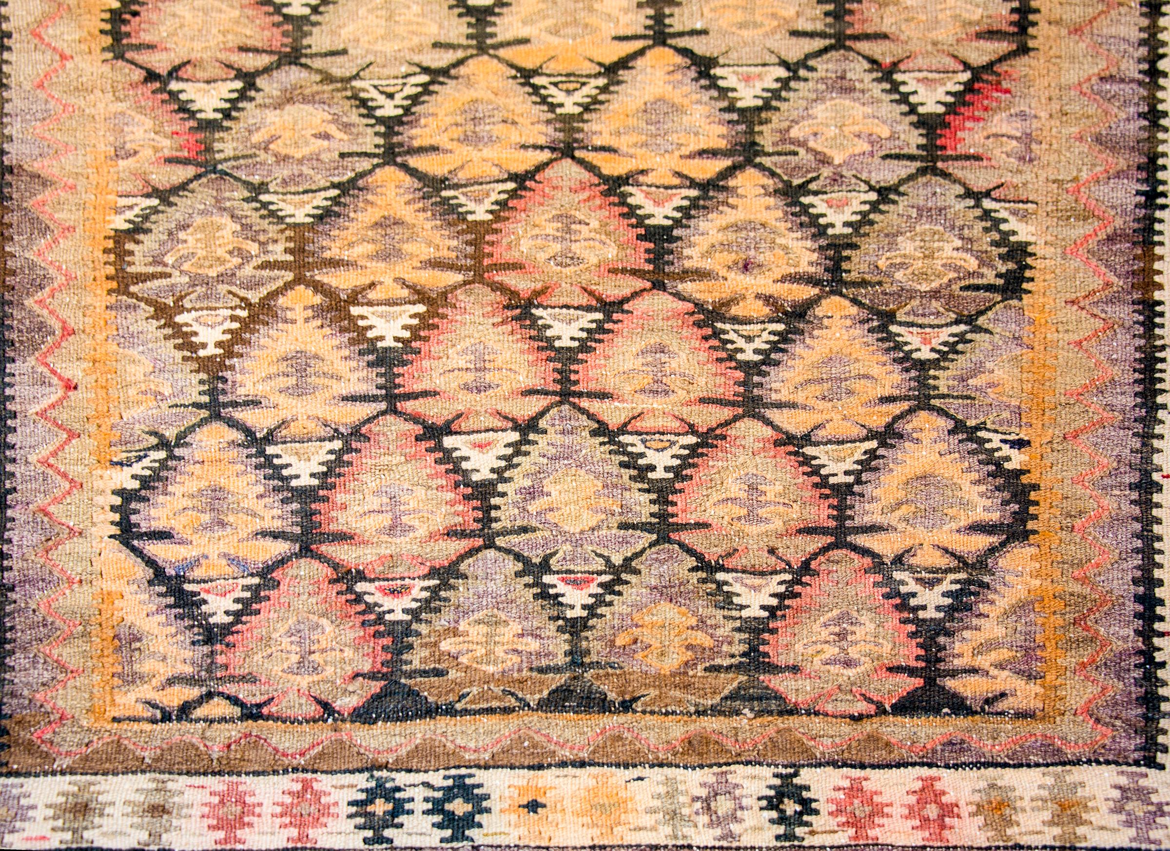 Preciosa alfombra Qazvin Kilim de mediados del siglo XX en Bueno estado para la venta en Chicago, IL