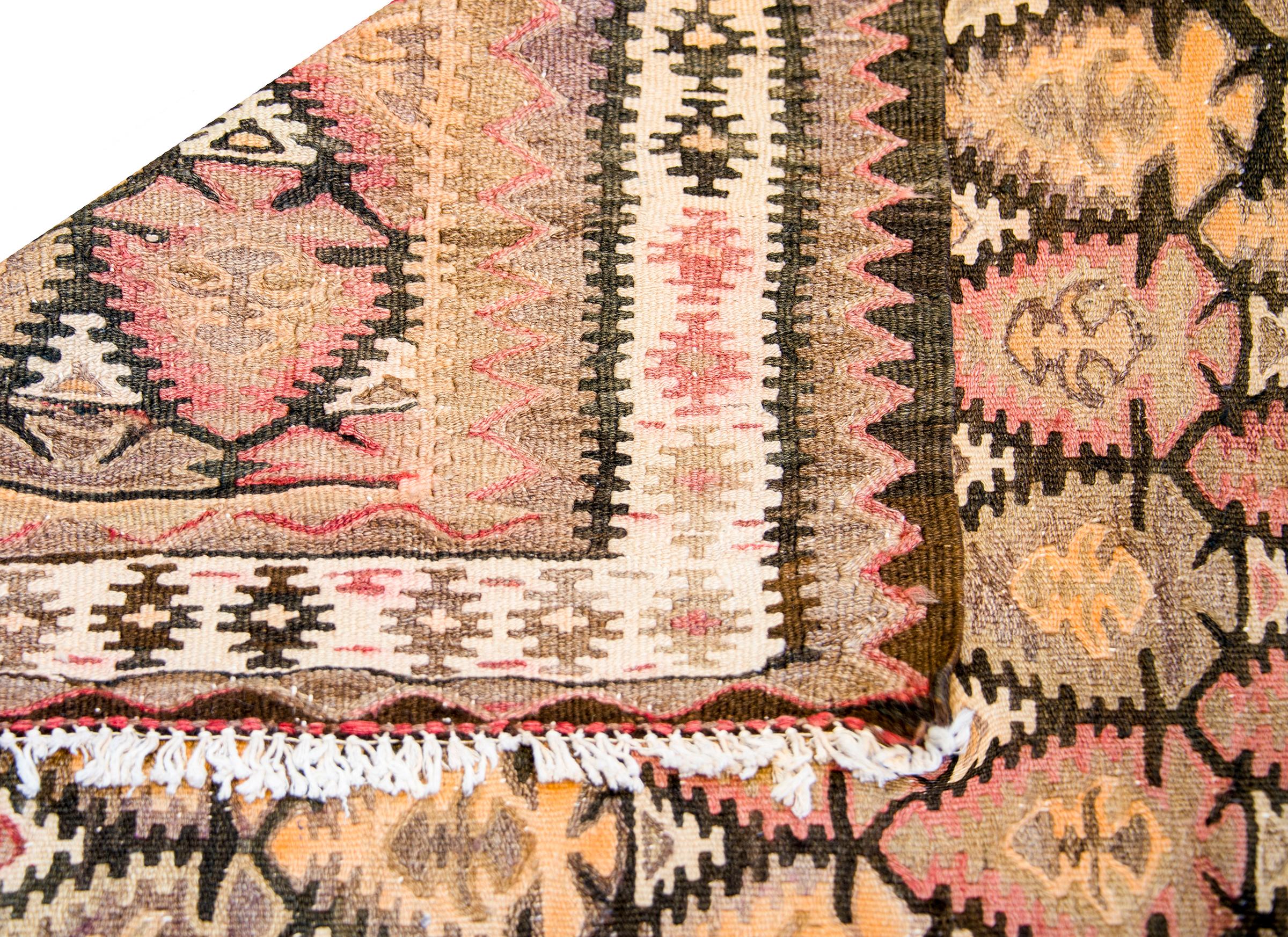 Schöner Qazvin-Kelim-Teppich aus der Mitte des 20. Jahrhunderts im Angebot 1