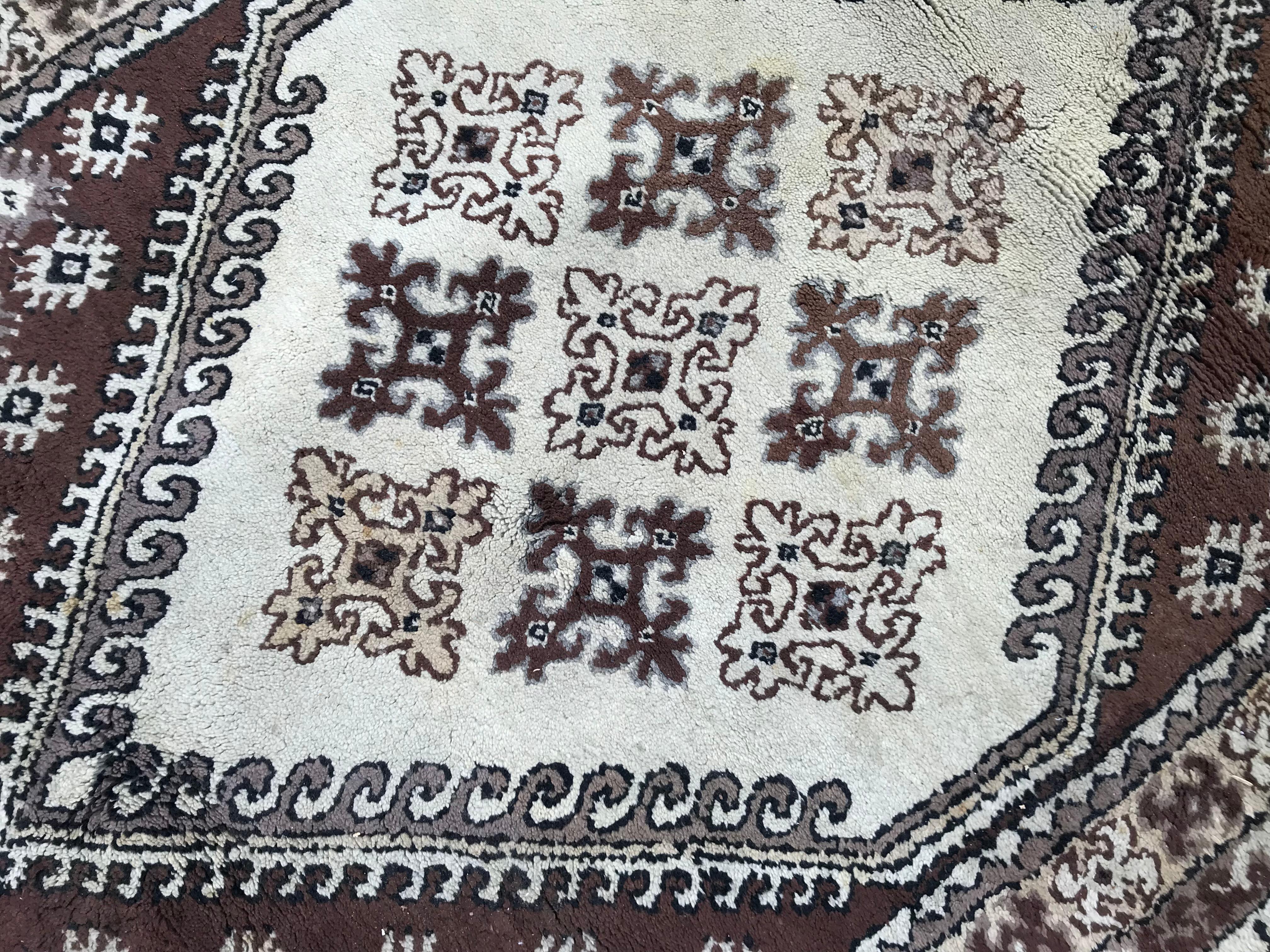 Tapis marocain vintage avec un joli design géométrique Berbère et des couleurs claires avec du beige, jaune noir, violet et marron, entièrement noué à la main avec de la laine velours sur des fondations en coton. Mesures : 5ft 3in x 8ft.
