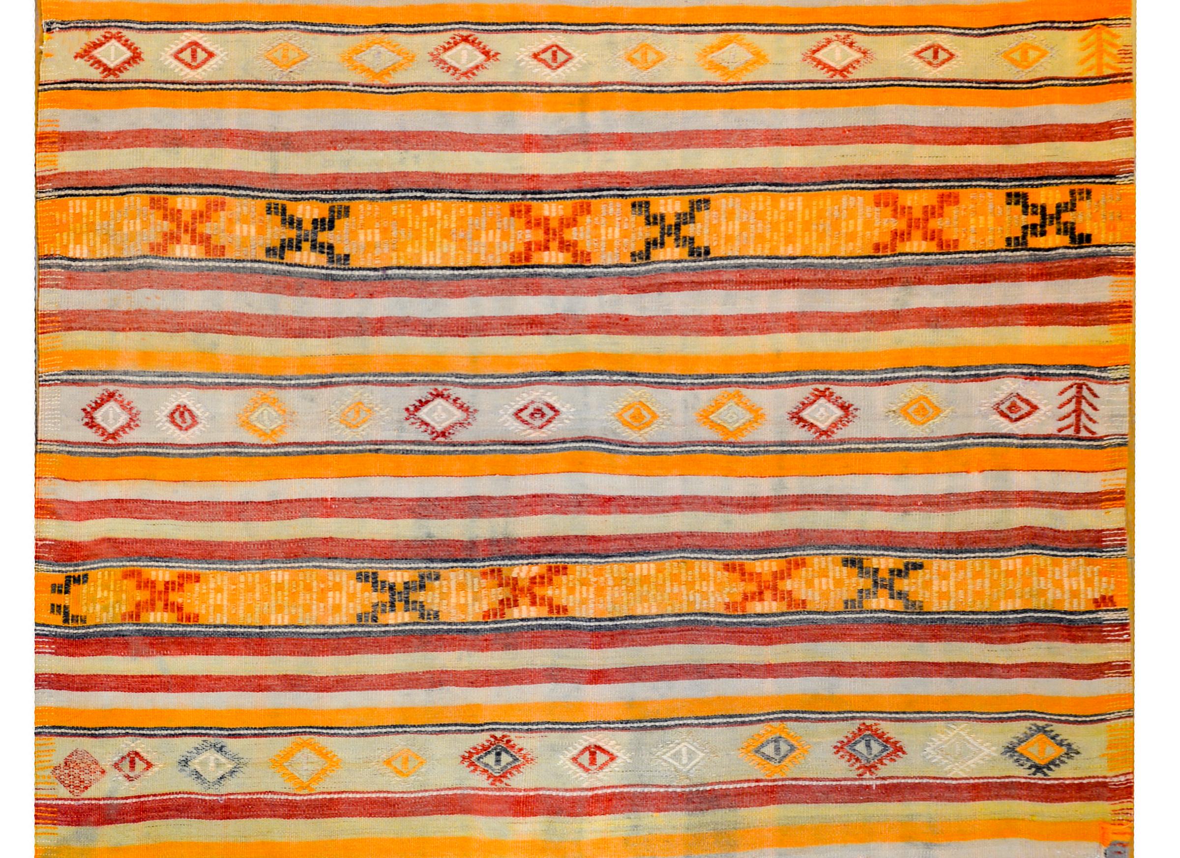Beautiful Mid-20th Century Turkish Kilim Rug In Good Condition For Sale In Chicago, IL