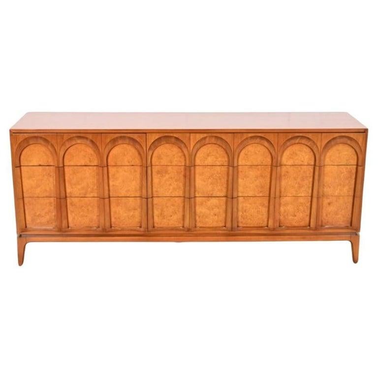 Bellissimo comò a 9 cassetti in radica di noce Arch del Mid Century Credenza. Design ad arco scolpito molto particolare con cassetti in legno massiccio. Grande design, molto pulito, cassettiera originale in buone condizioni vintage, circa 1960.