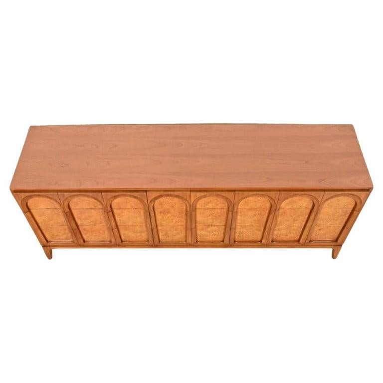 Falegnameria Bellissimo comò a 9 cassetti in legno di noce Oliver del Mid Century Arch Credenza in vendita