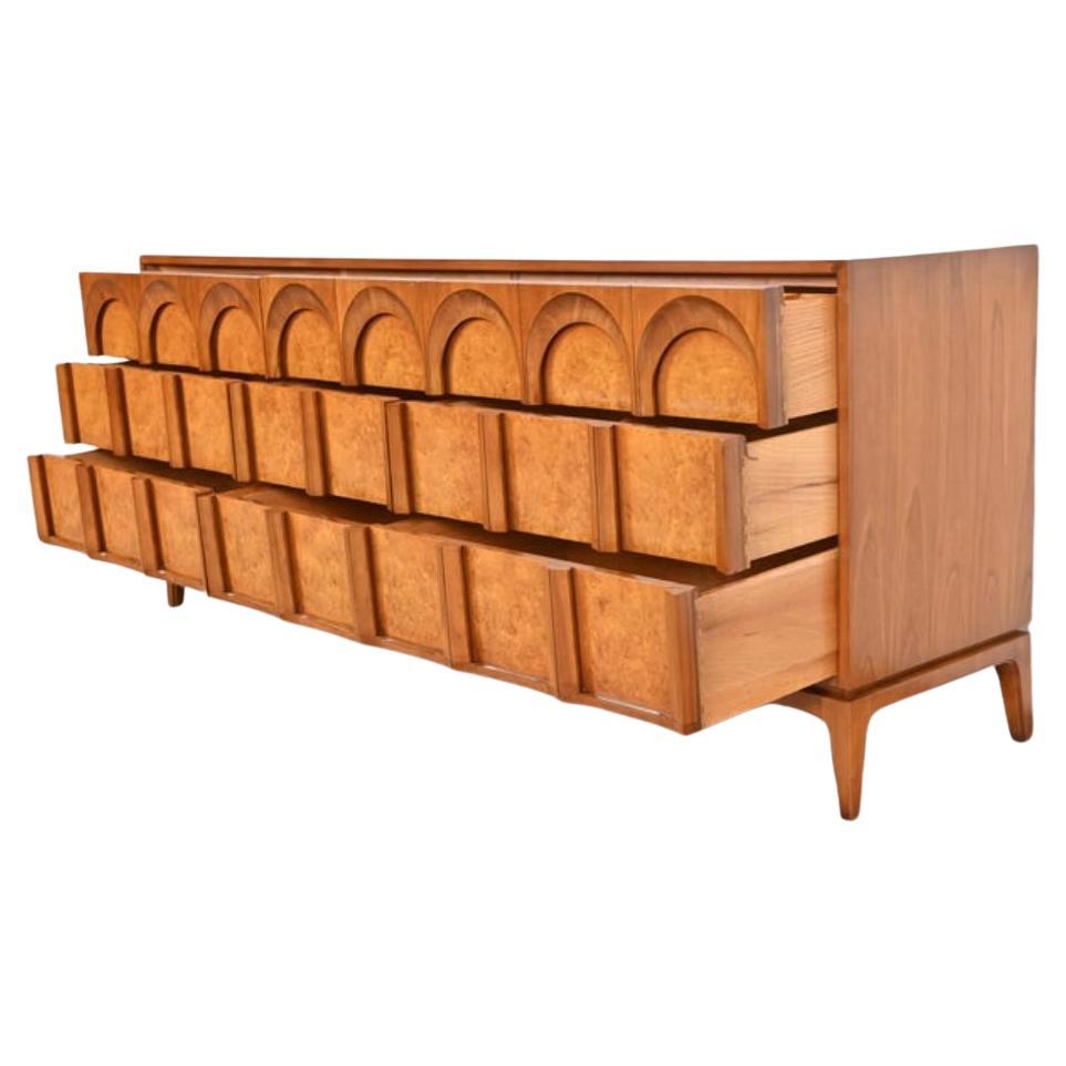 Beautiful Mid century Arch Olive Burl Walnut 9 drawer dresser Credenza  In Good Condition For Sale In BROOKLYN, NY