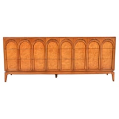 Bellissimo comò a 9 cassetti in legno di noce Oliver del Mid Century Arch Credenza