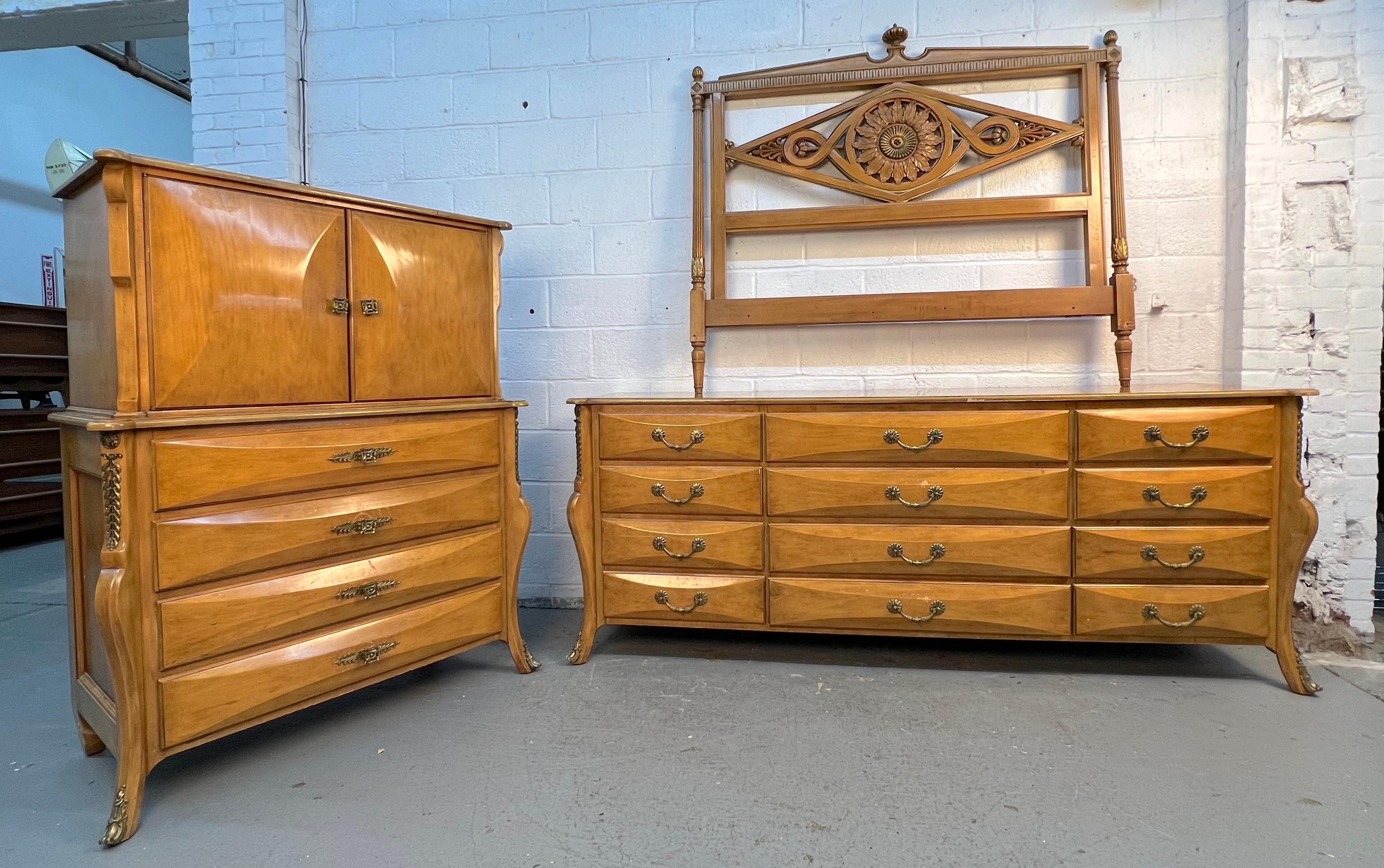 Questa sorprendente cameretta comprende un highboy, un comò basso e una testiera, tutti realizzati in legno pregiato. La testiera è caratterizzata da un grazioso design neogotico con un fiore centrale finemente intagliato, che aggiunge dettagli