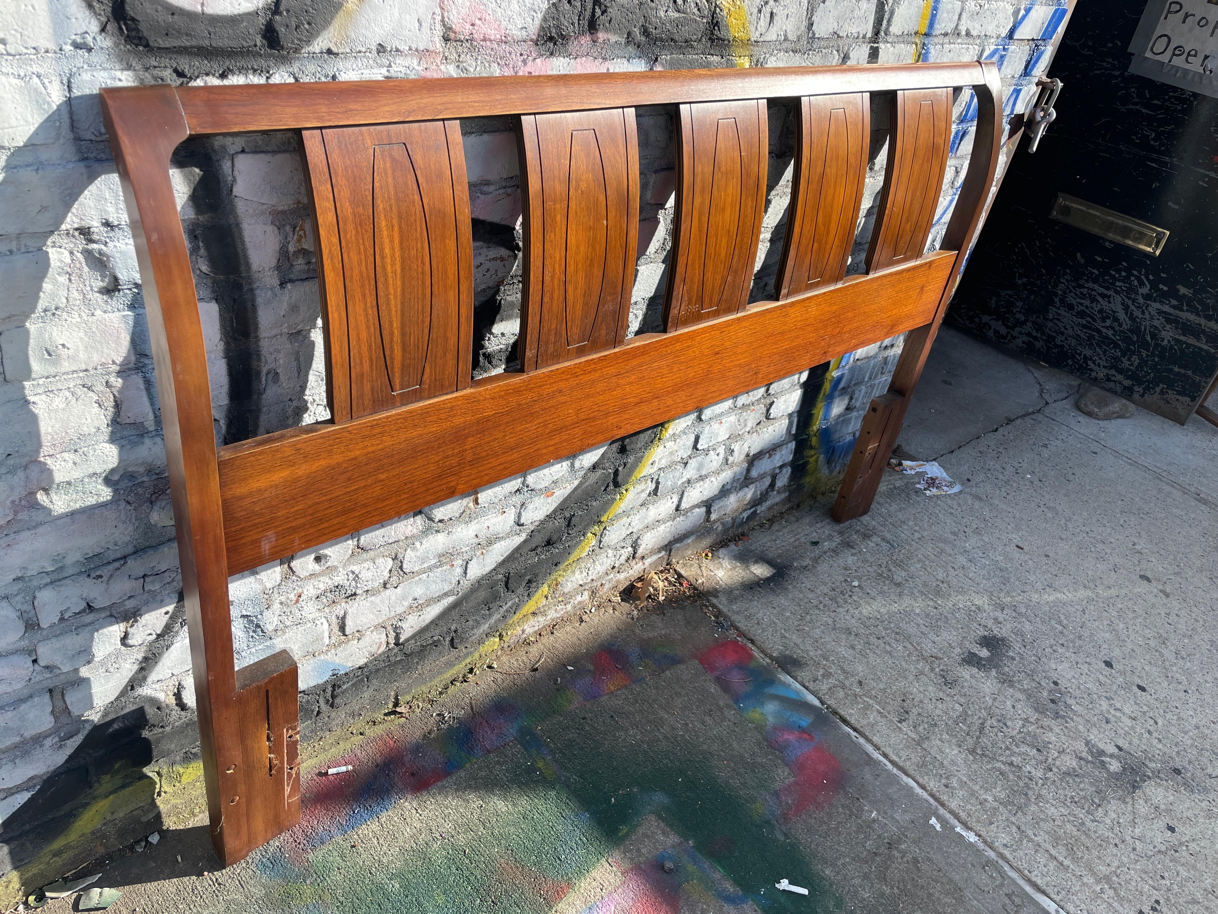 Beautiful mid-century queen headboard made in usa in wonderful condition. Really wood grain bent wood headboard with wood details. Fits a queen sized mattress. Bed headboard only no metal bed frame. Easily mounts to all bed frames.

Measures: 60