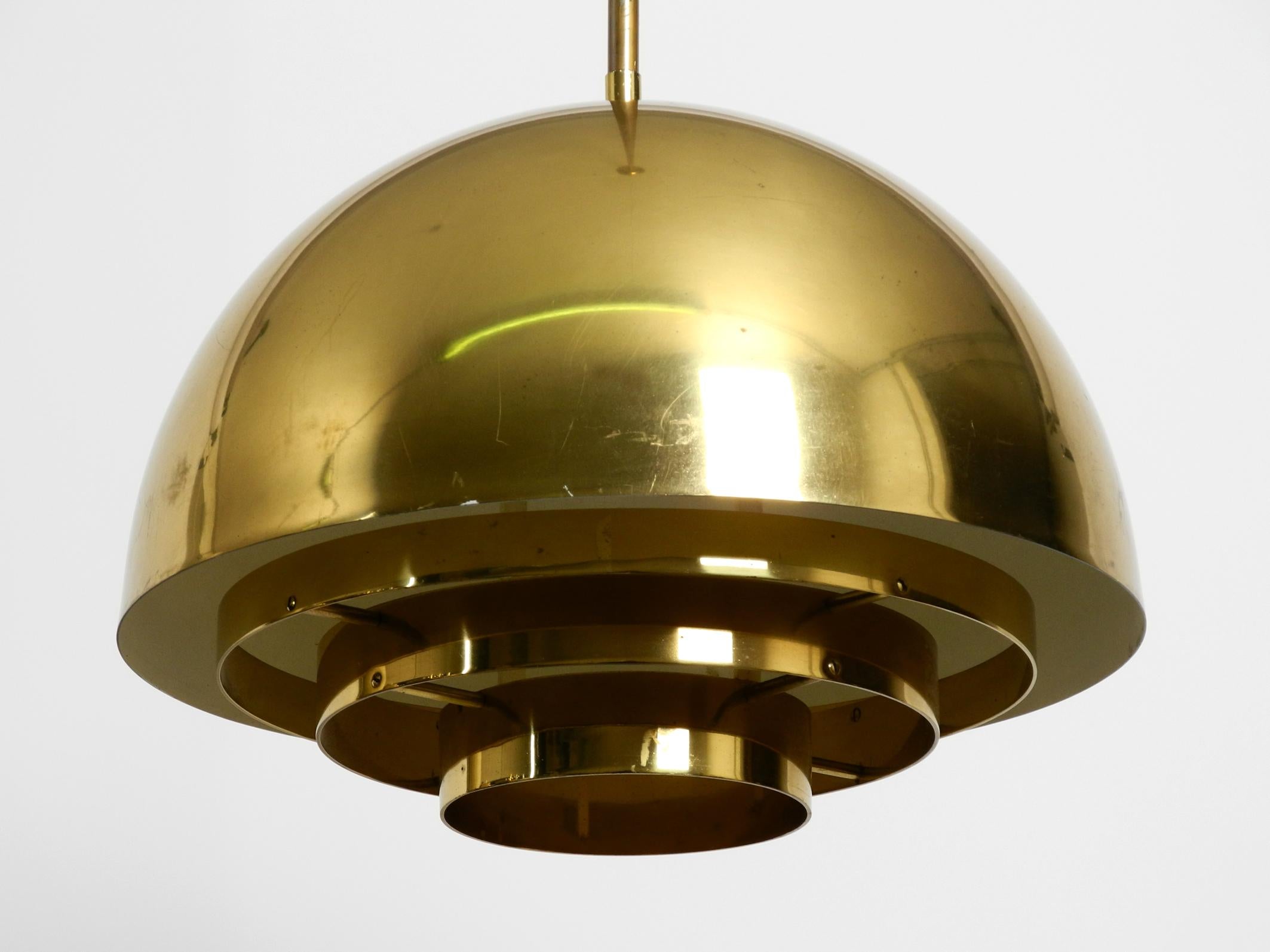 Beautiful and rare large mid century brass ceiling lamp from Vereinigte Werkstätten.
Very nice mid century dome slat design with a great patina.
Heavy high-quality elegant manufactured made of solid brass.
On E27 socket up to 100W.
100% original