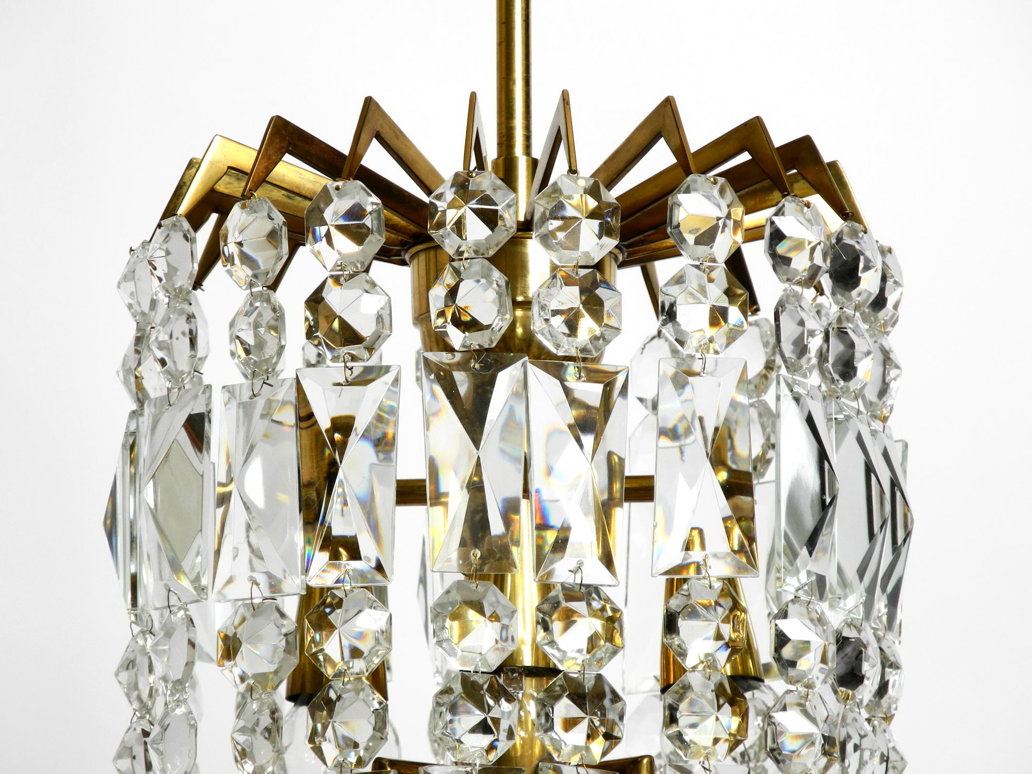 Magnifique lustre en laiton et cristal de verre du milieu du siècle, de Vereinigte Werkstätten. en vente 10