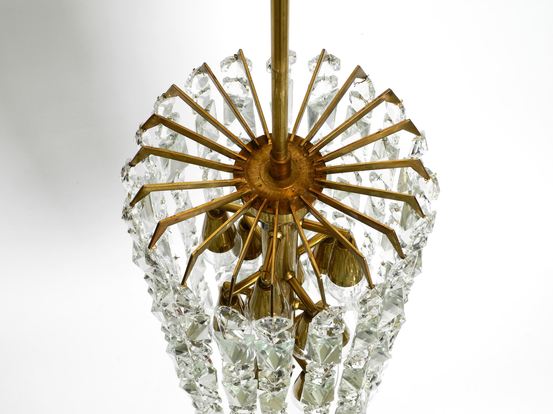 Beautiful Midcentury Brass Crystal Glass Chandelier from Vereinigte Werkstätten In Good Condition For Sale In München, DE