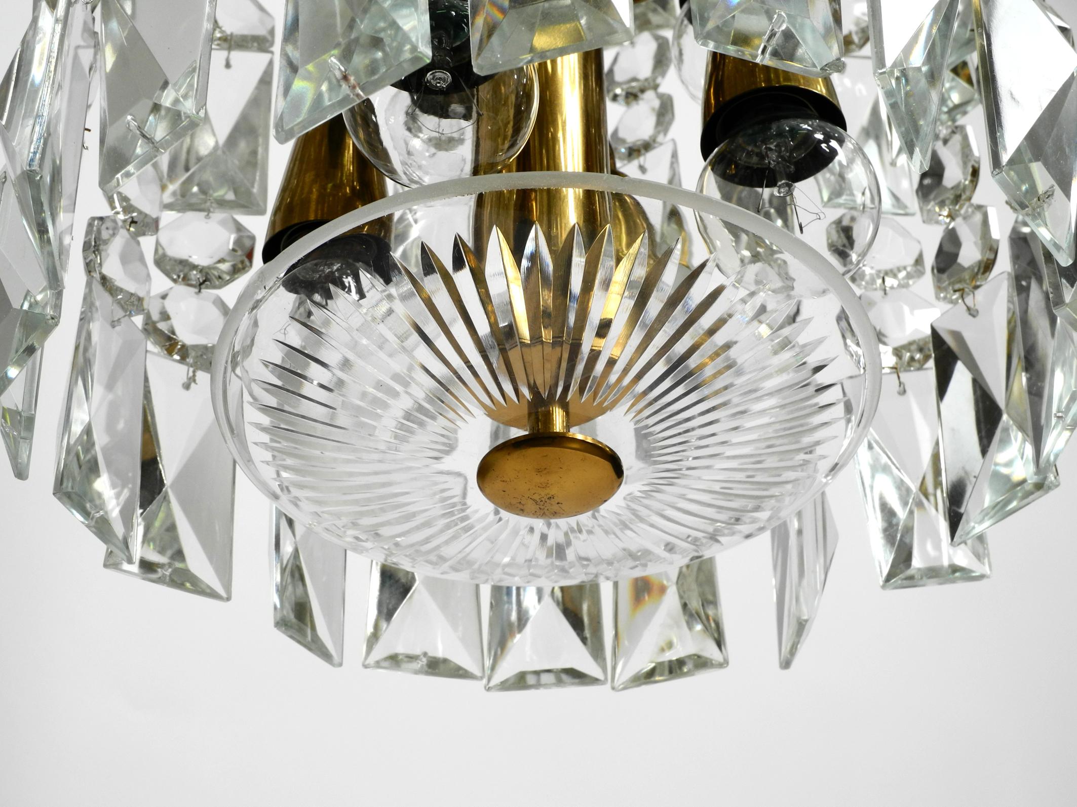 Ottone Bellissimo lampadario di metà secolo in ottone e vetro cristallo di Vereinigte Werkstätten in vendita