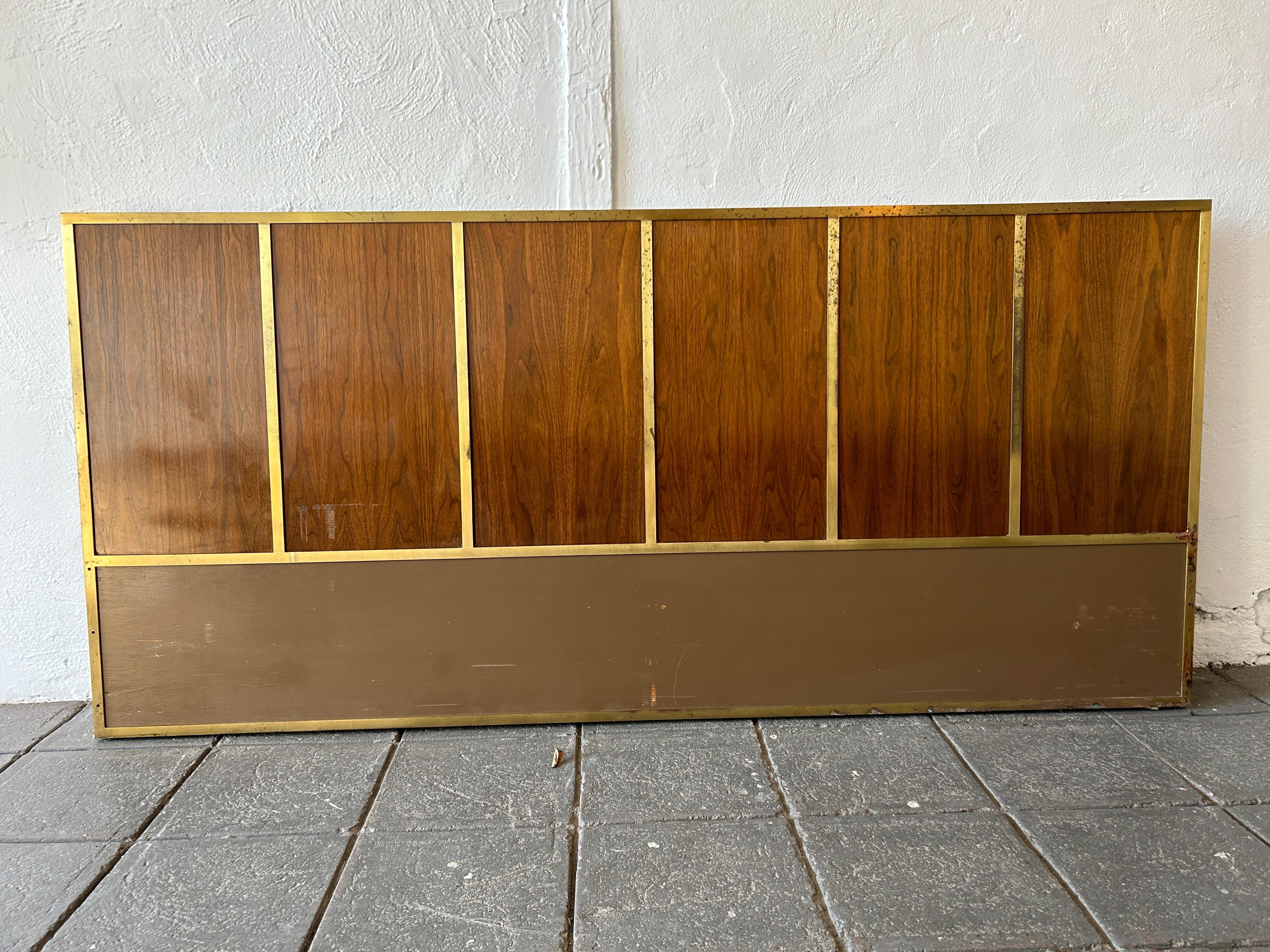 Magnifique tête de lit Paul McCobb pour Calvin Furniture en très bon état. Très belle finition avec un cadre en laiton et des détails en noyer. Convient à un matelas de taille King. Tête de lit uniquement, pas de cadre de lit. Se monte facilement