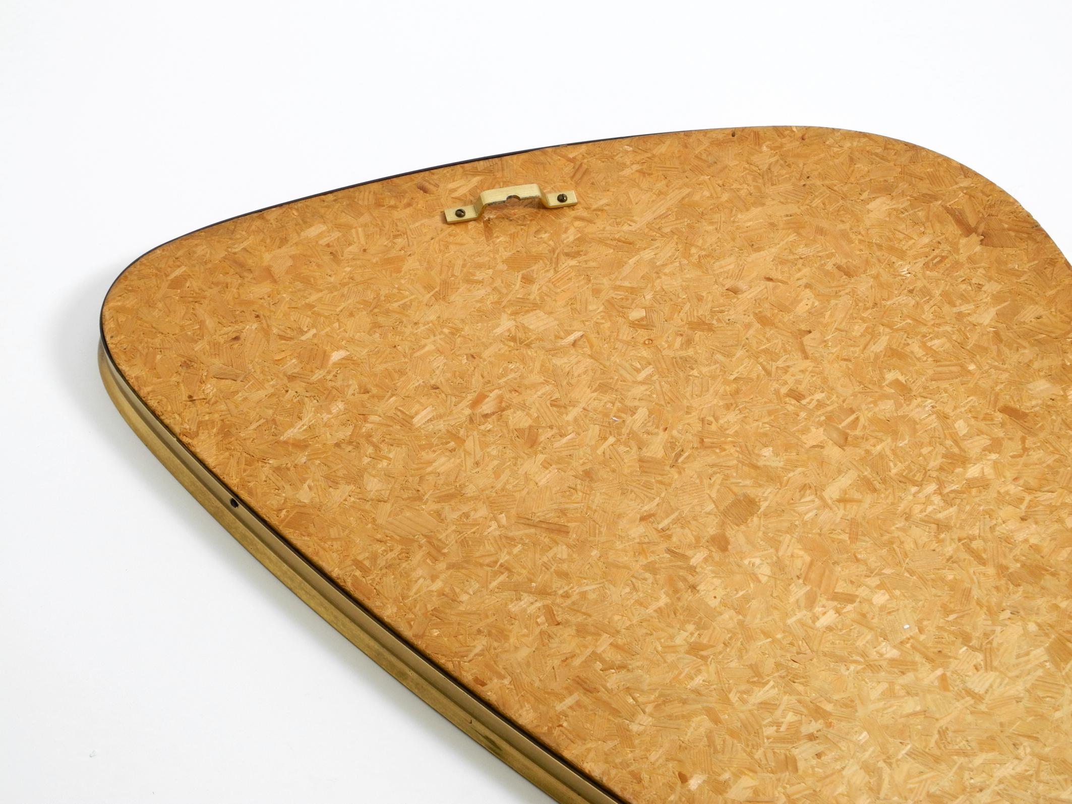 Magnifique miroir mural réniforme en laiton du milieu du siècle de Münchner Zierspiegel. en vente 10