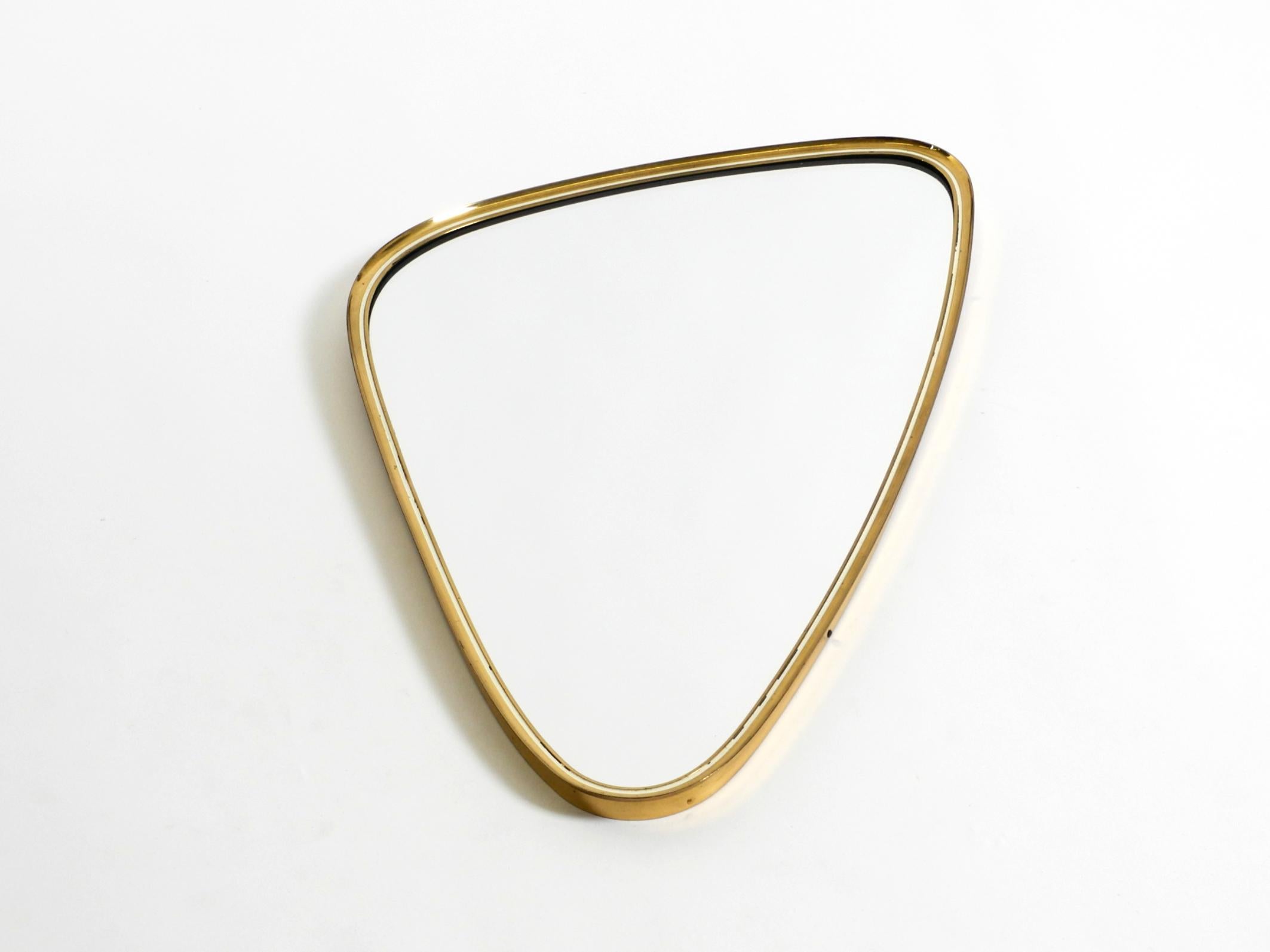 Allemand Magnifique miroir mural réniforme en laiton du milieu du siècle de Münchner Zierspiegel. en vente