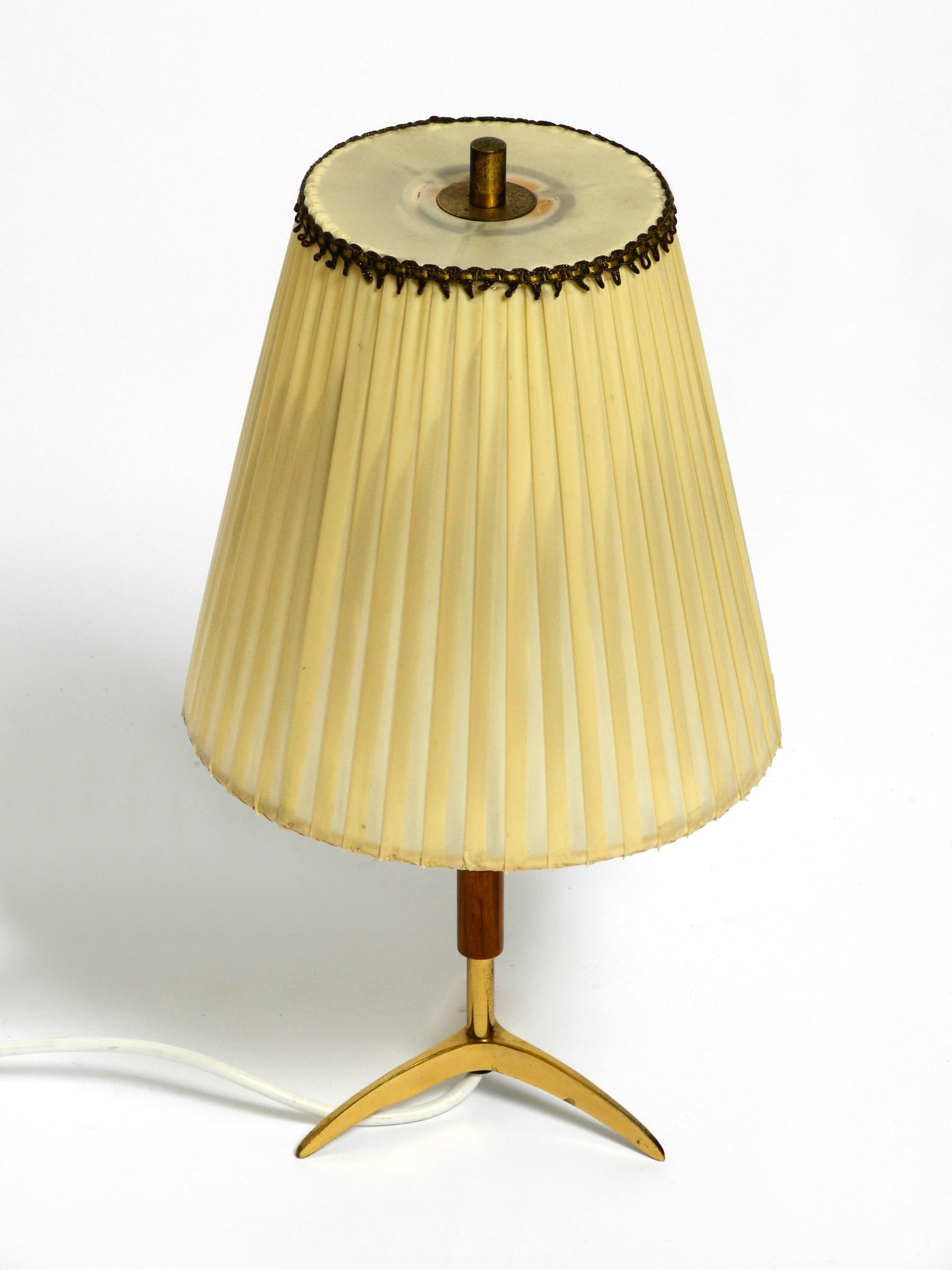 Beautiful mid century brass star base table lamp from Kalmar with original shade For Sale 6