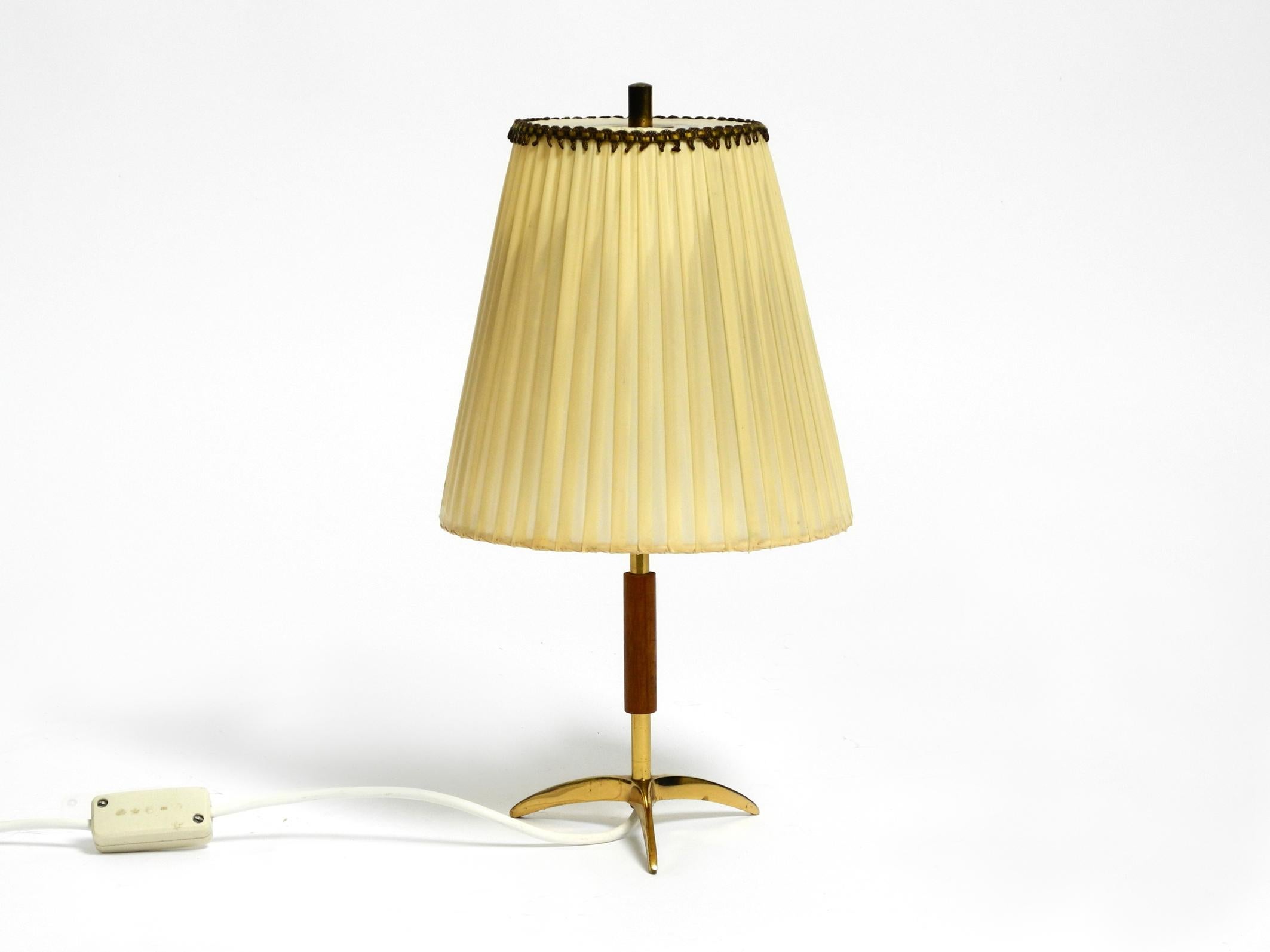 Beautiful mid century brass star base table lamp from Kalmar with original shade For Sale 8