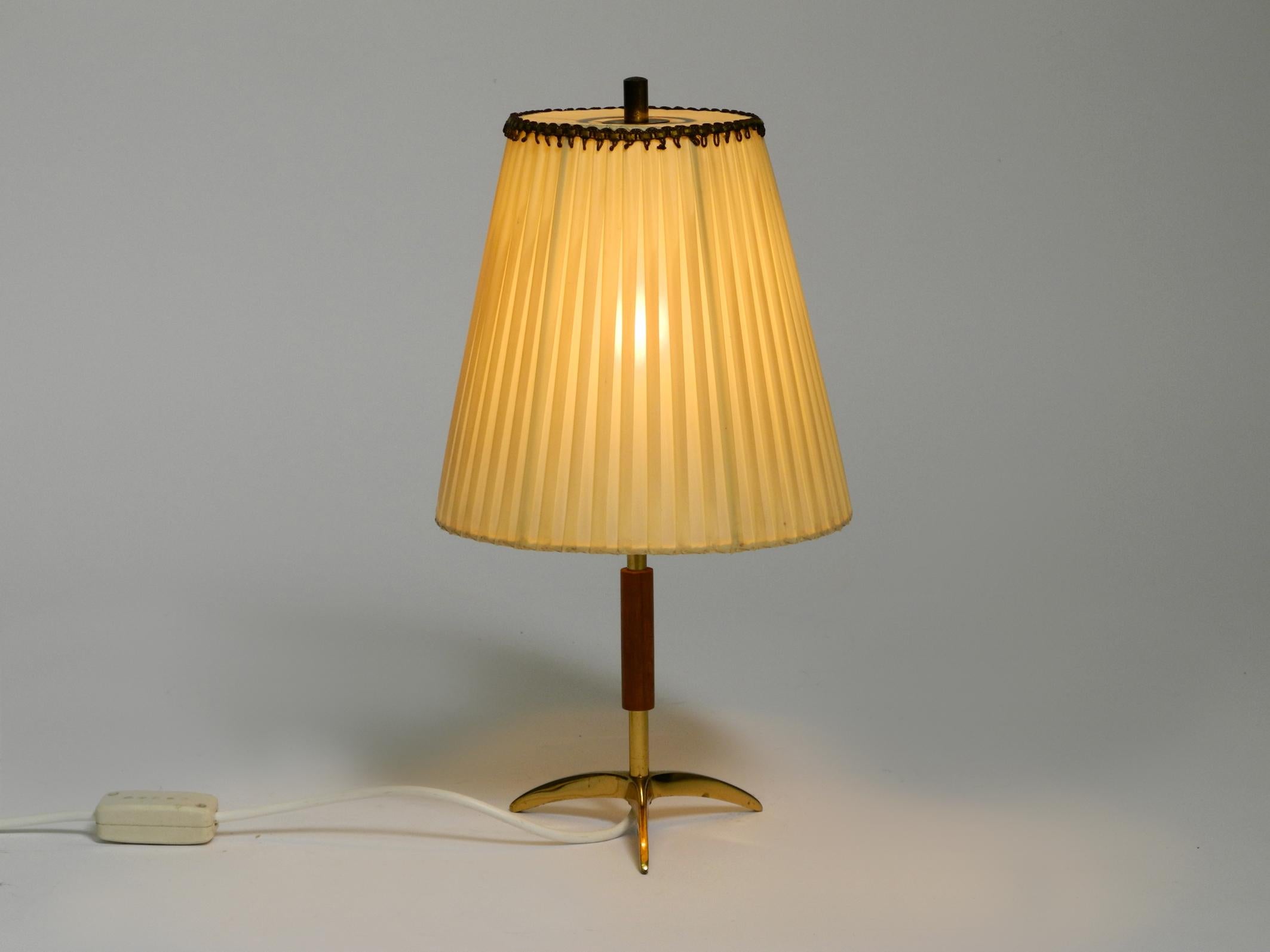 Beautiful mid century brass star base table lamp from Kalmar with original shade For Sale 9