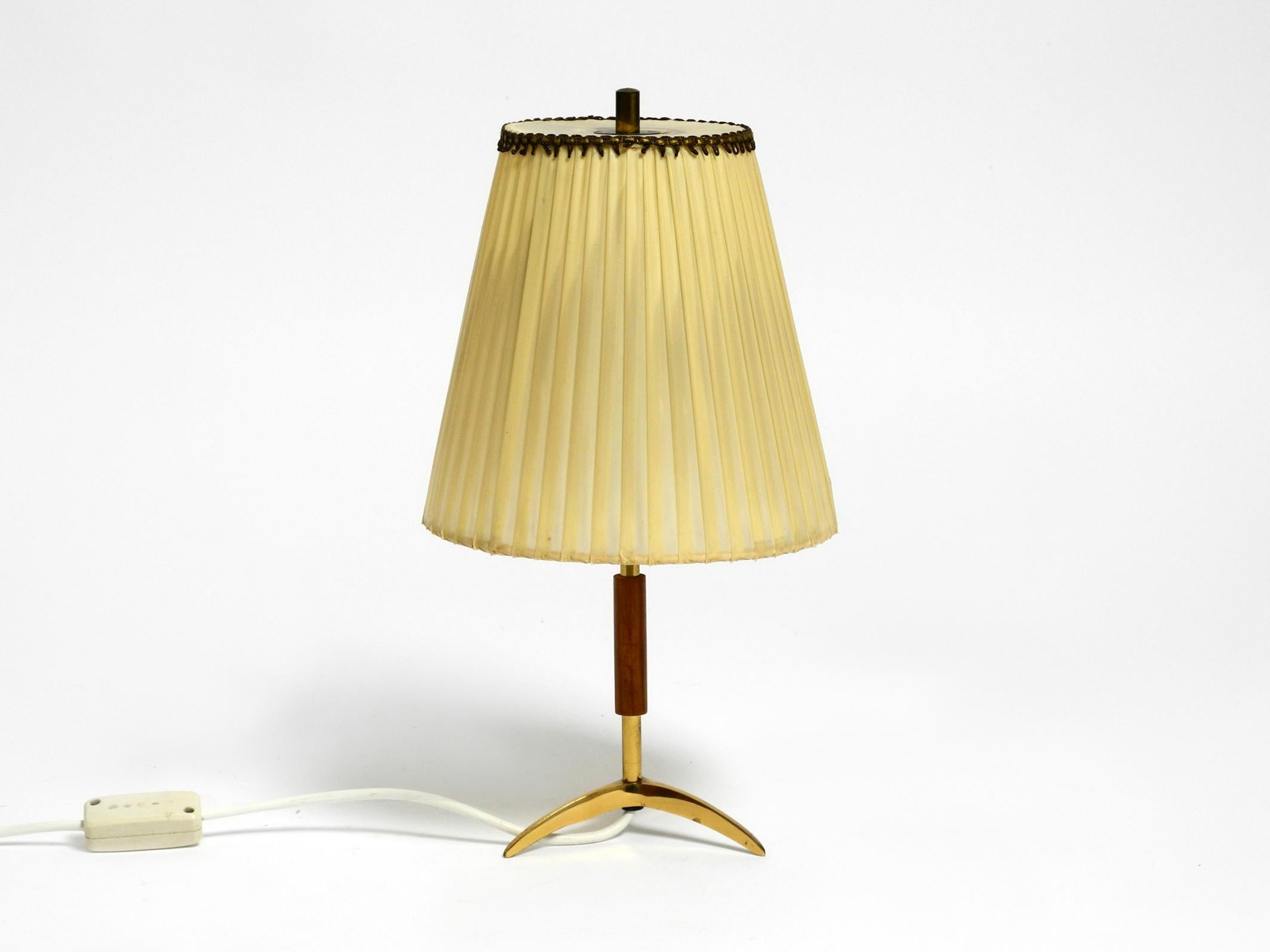 Mid-Century Modern Beautiful mid century brass star base table lamp from Kalmar with original shade For Sale